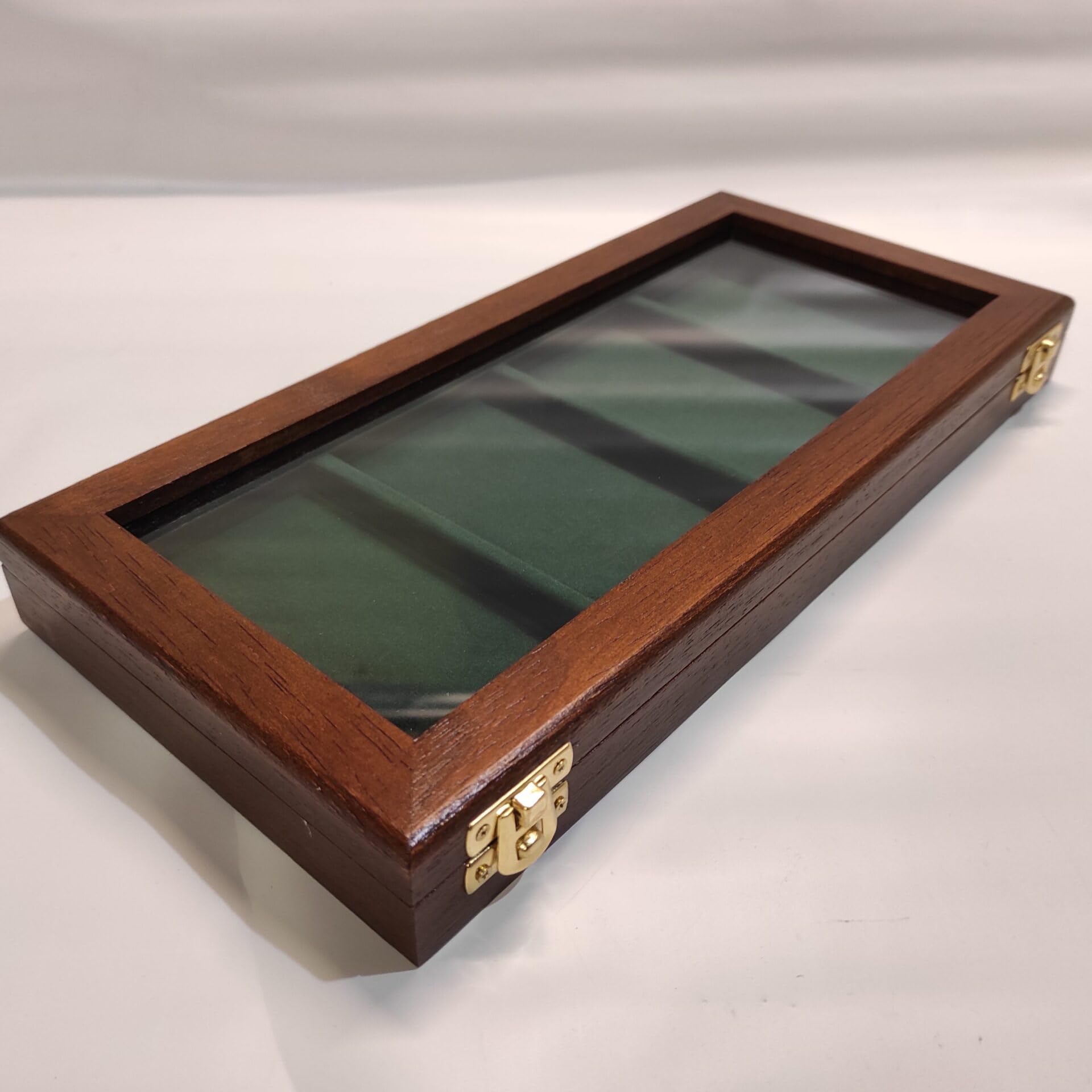 Handgefertigte Medaillen Vitrine aus Massivholz und Samt für 4 Medaillen mit Glasdeckel, nummeriert und Zertifiziert