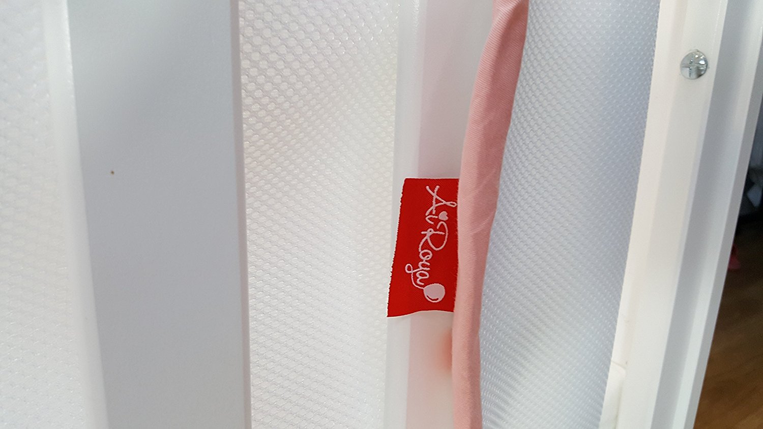 Protector de cuna transpirable de 4 caras, doble capa para acolchado extra, libre de enredos, diseño de riesgo de enredos, cumple con la normativa de seguridad BS EN 16780 (Pink)