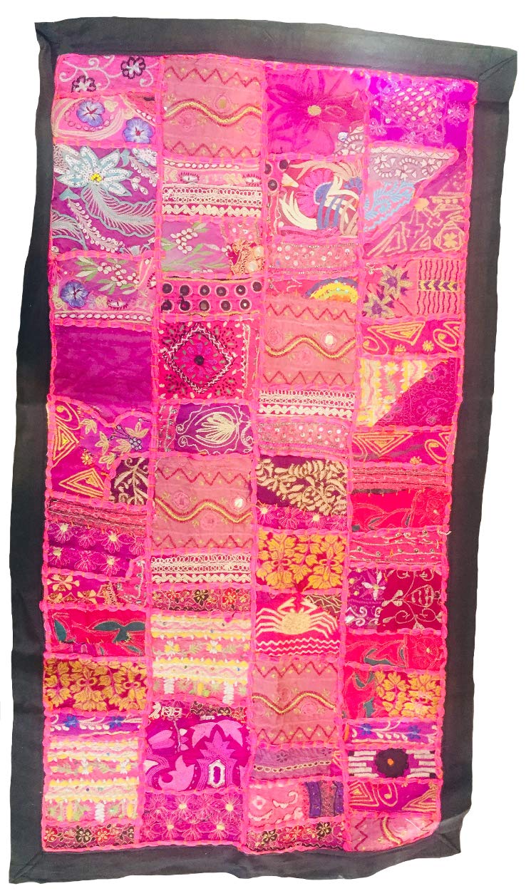 Tapisserie brodée rose du Rajasthan pour créer une ambiance bohème chic dans la chambre