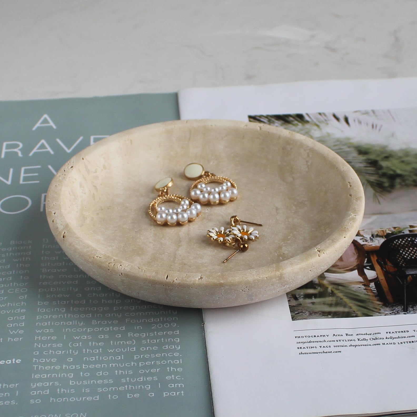 Nawgnail Plat à bijoux en marbre naturel travertin de 14 cm, plat à bijoux pour bague et boucles d'oreilles, cadeau pour femme, fille (travertin beige)