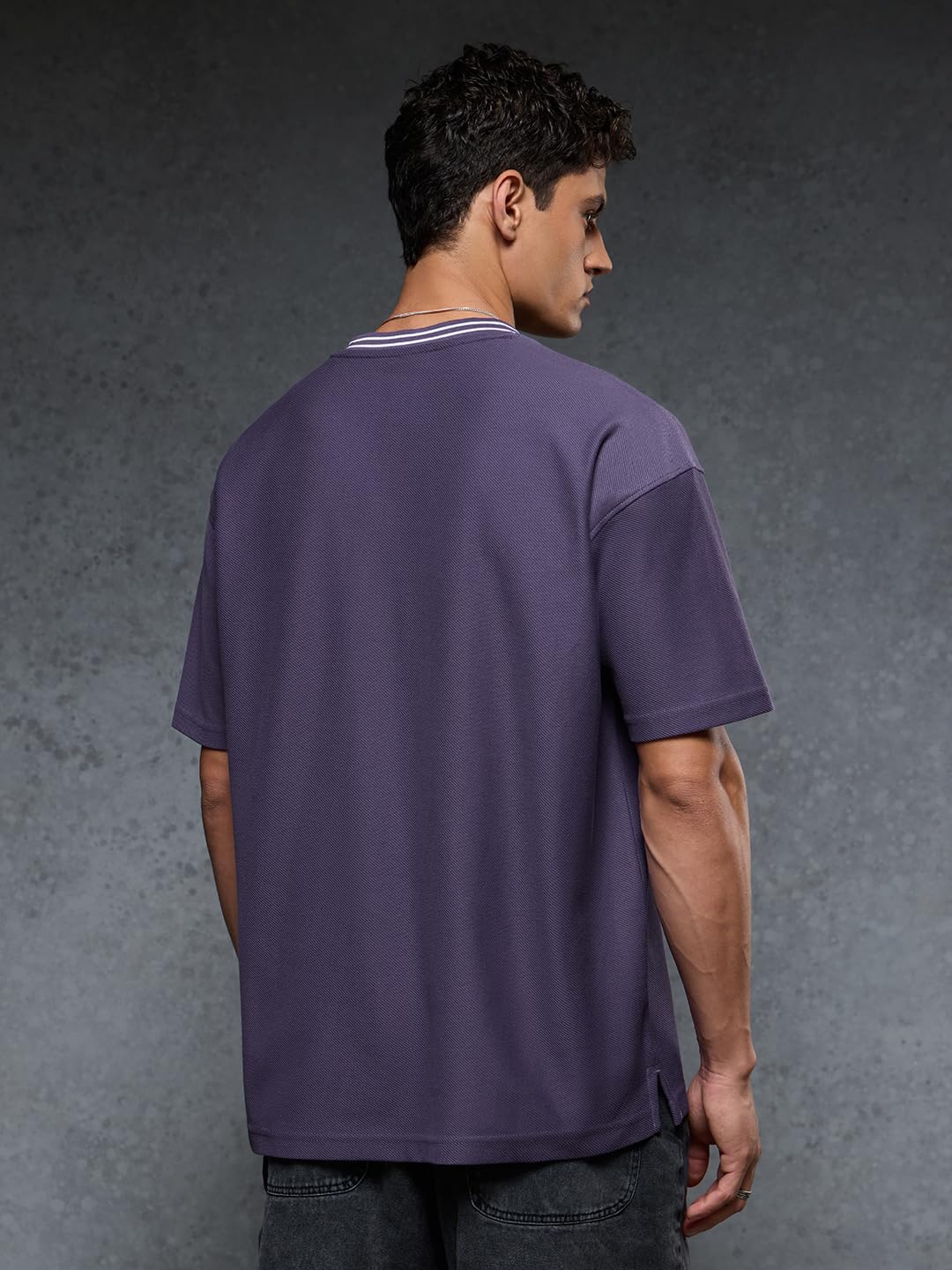 The Souled Store T-shirt testurizzata: Verizon uomo e ragazzo manica corta scollo a V viola scuro misto cotone ricamato oversize spalla goccia grafica streetwear casual estate t-shirt