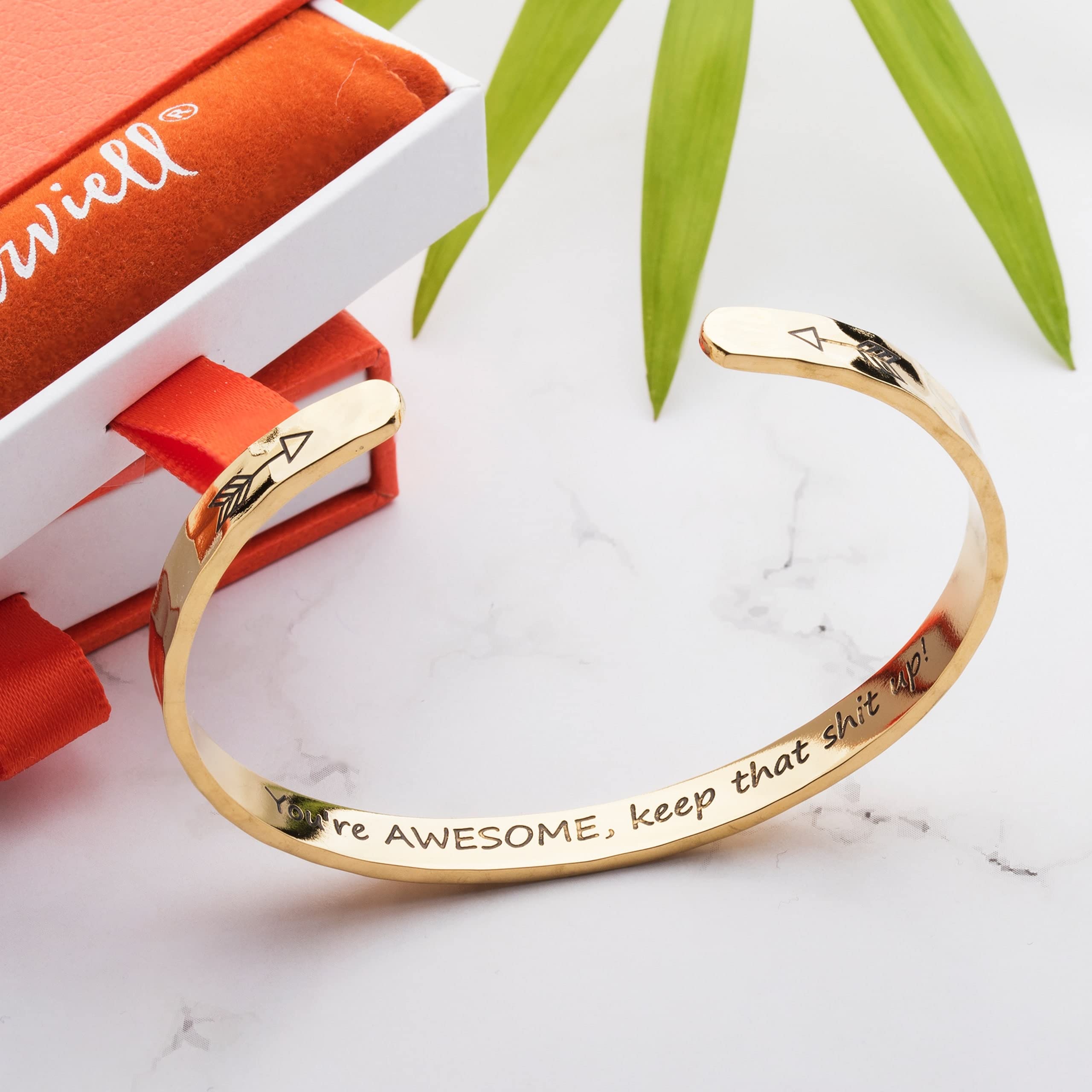 Carviell Pulseras para mujeres, regalos personalizados para ella, mamá, mejor amiga, brazalete de amistad inspirador para adolescentes, grabado, joyería de regalo de cumpleaños, Adjustable, Sin gemas.