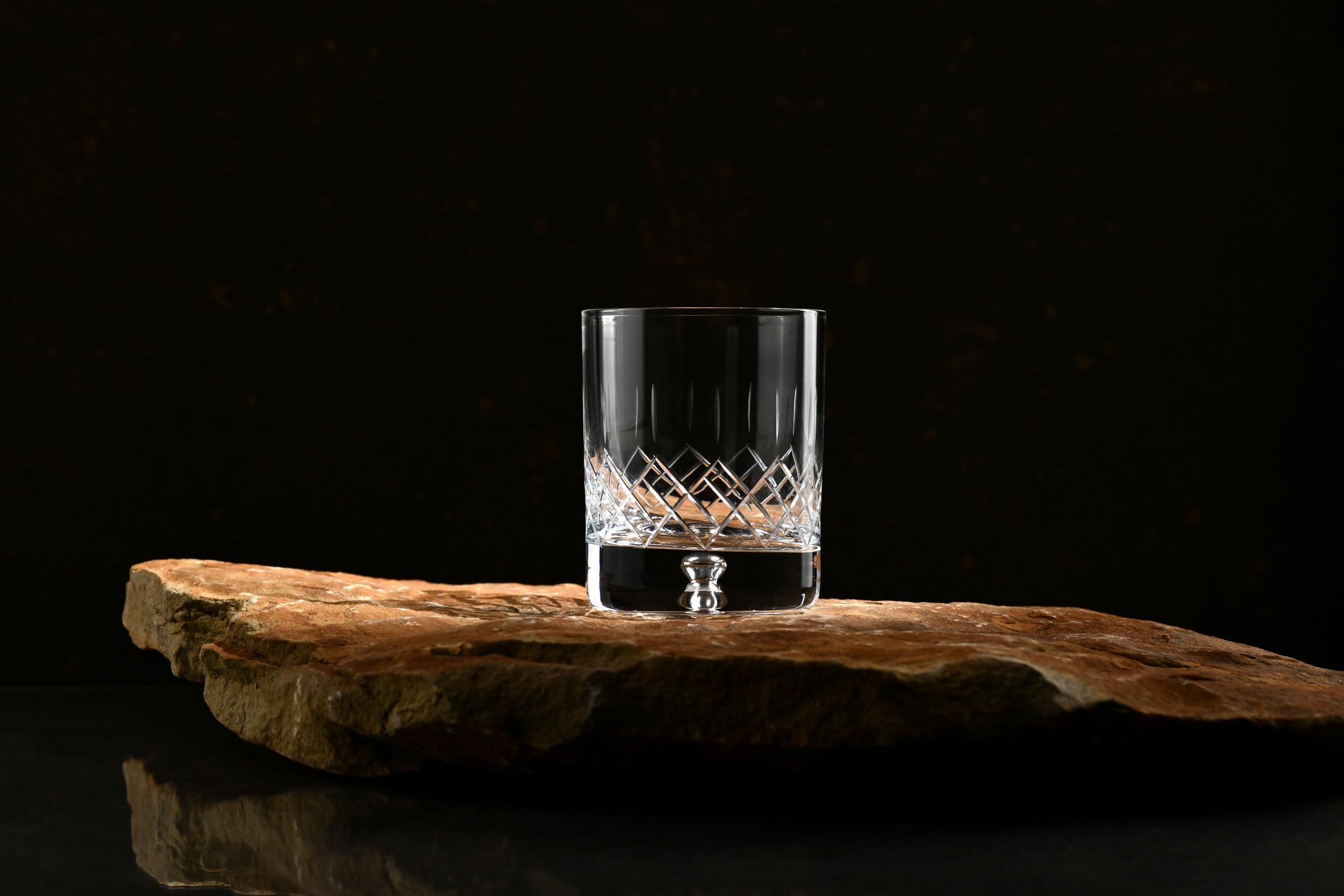 Krosno – Vasos para whisky, bourbon y escocés de 250 ml – Juego de 4 piezas – Colección Saga – Cristal tallado – Hechos a mano – Ideal como regalo