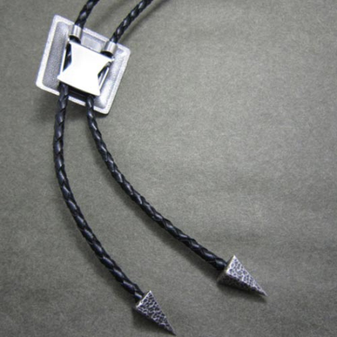 Bolo Tie Silberne Pyramide, Silber-Auflage, Bolotie, Westernkrawatte