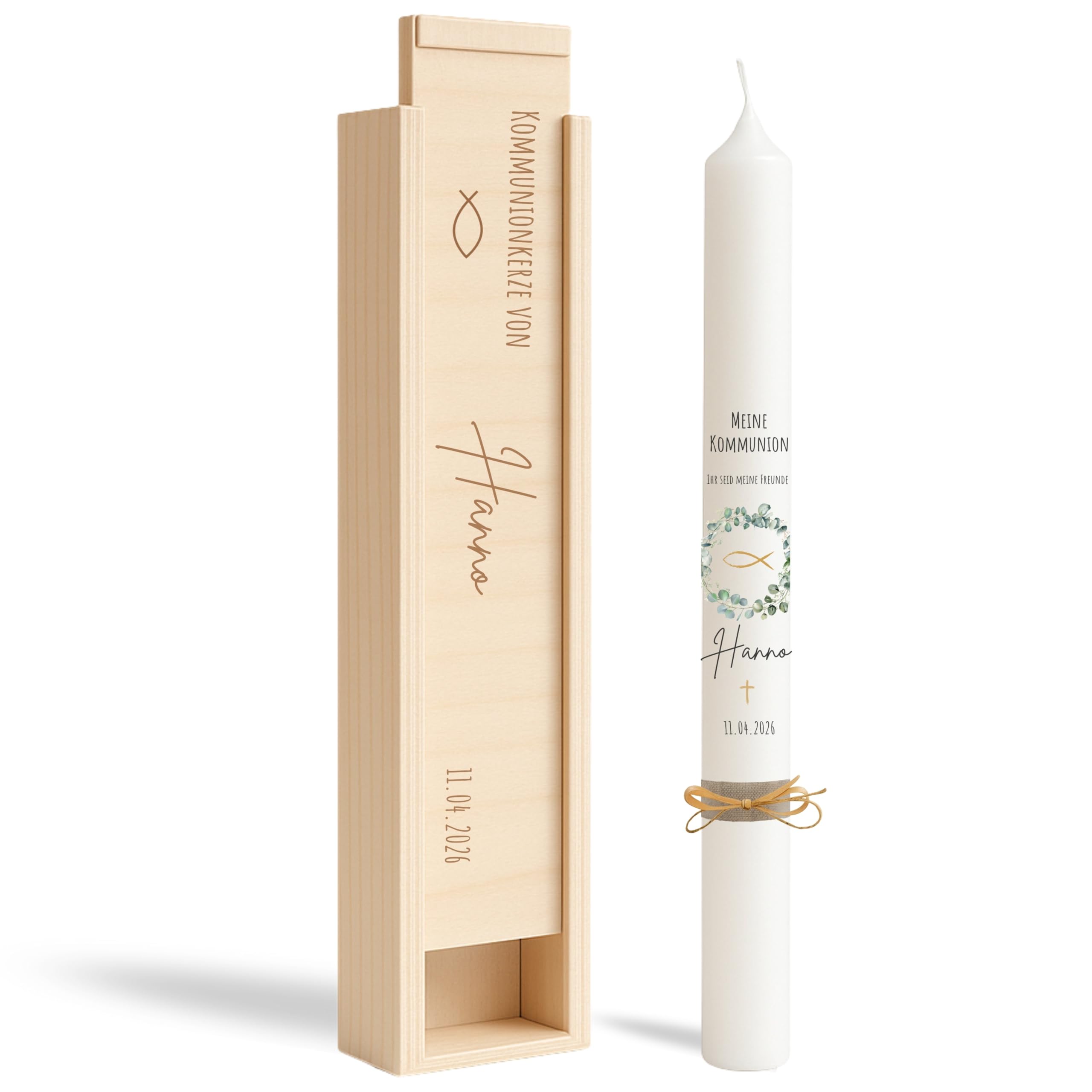 VILLA ROSA LOTTA – Personalisierbare Kommunionkerze „Hanno“ mit Wunschdaten, Rückseite und Holzbox | Eukalyptus Kranz und Spruch | 40 cm x 4 cm | für Jungen und Mädchen | Altarkerze elfenbein