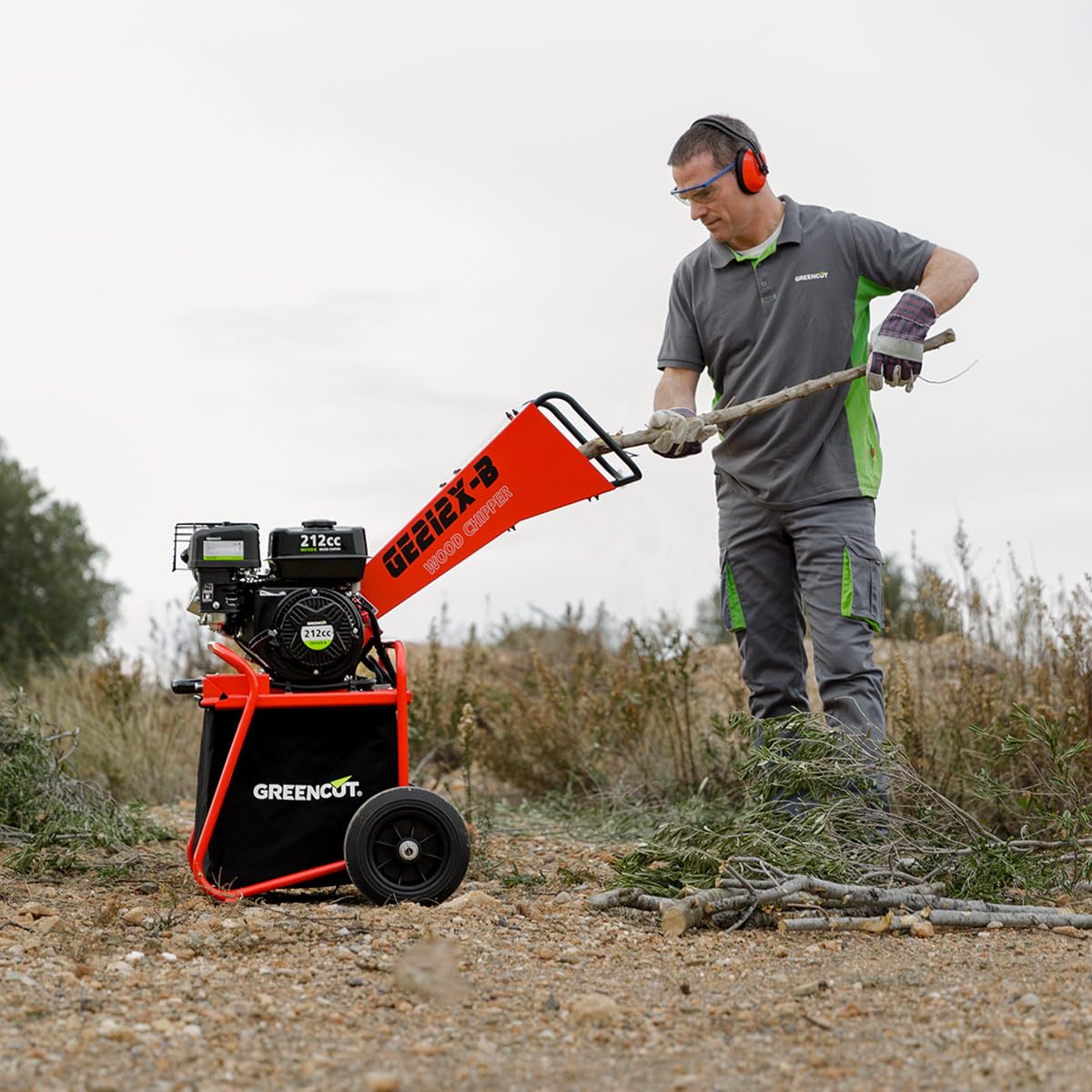 GREENCUT GE212X-B - Trituratore a benzina 212cc 7cv, tritura rami fino a 50 mm, include sacco da 64 L, con ruote e maniglia per il trasporto, rosso