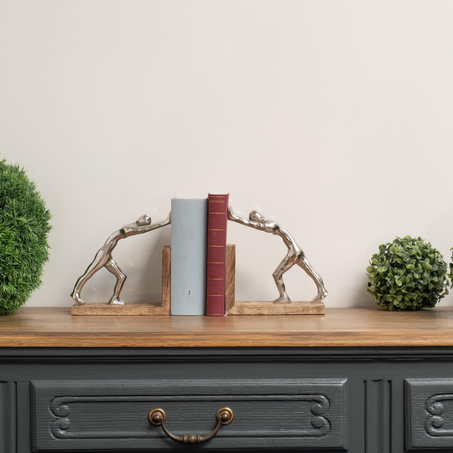 Moritz Buchstützen modern aus Aluminium und Mangoholz - 17,5x9,2x18,5 cm - 2er-Set Buchhalter Figuren Deko Skulptur Silber auf Holzsockel - stilvolle Deko für Wohnzimmer Büro Regal