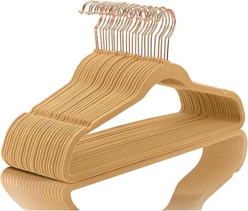 MIZGI - Ganchos de terciopelo, paquete de 50 unidades, ganchos de fieltro antideslizantes de alta resistencia para trajes y abrigos, color camello,