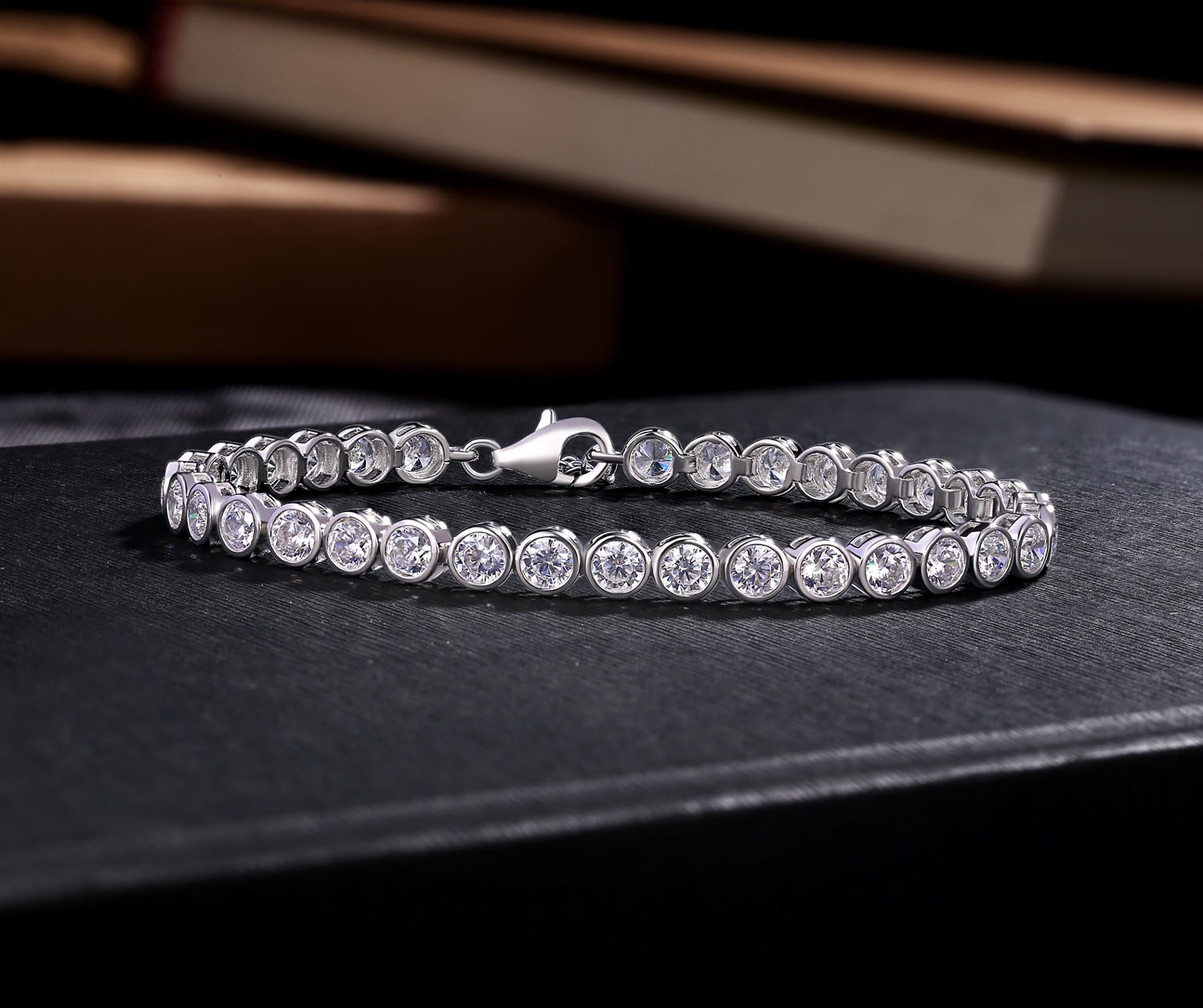 Bracciale tennis con diamanti da donna, robusto set sfaccettato in argento Sterling 925 con zirconi da 4 mm, impeccabili.Questo braccialetto Eternity da donna è il regalo perfetto per lei