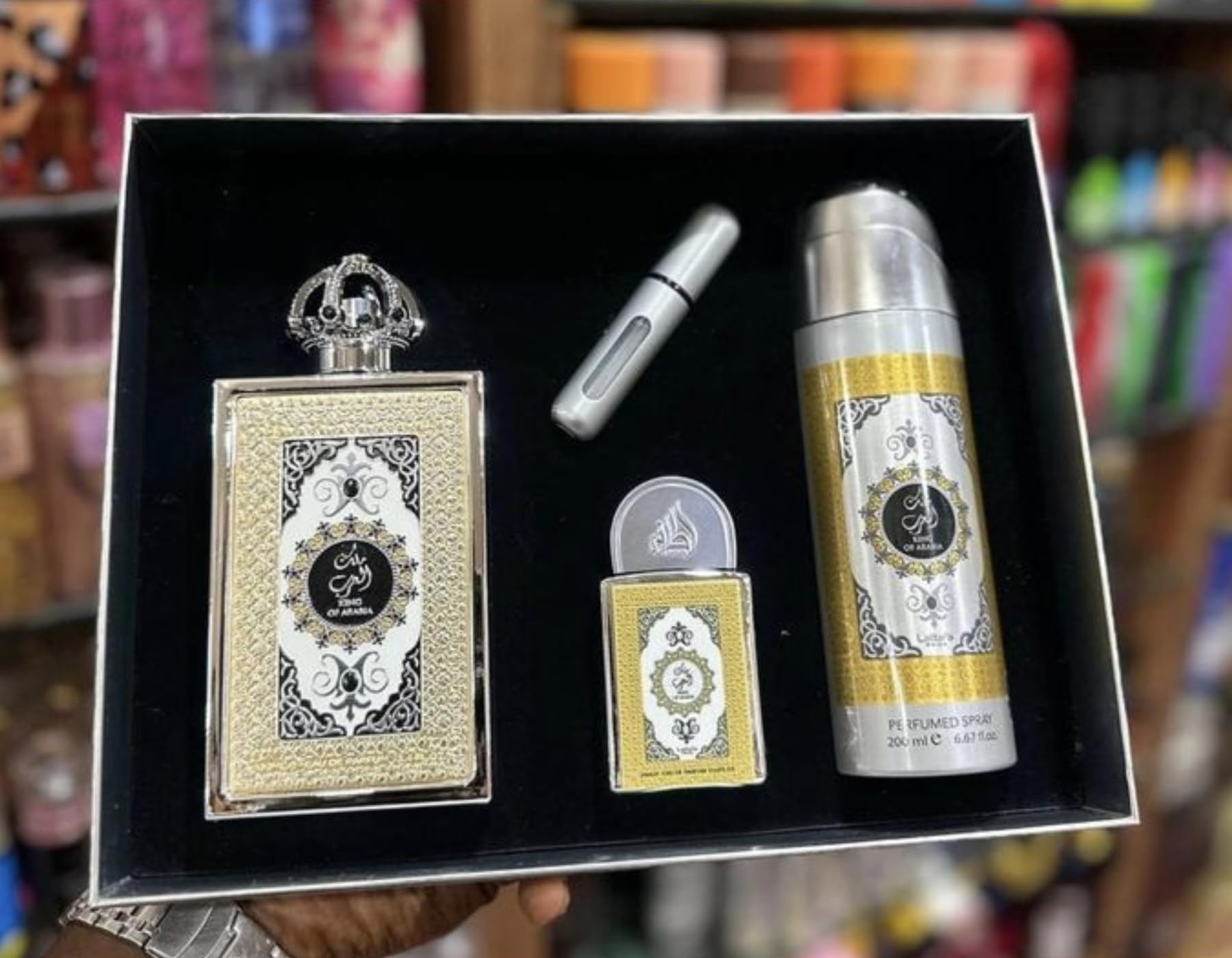 Lattafa King of Arabia - Set regalo, profumo arabo da uomo, durevole, include profumo EDP 100 ml + mini profumo 20 ml + deodorante 200 ml + atomizzatore fragranza legnosa dolce (King of Arabia Gift