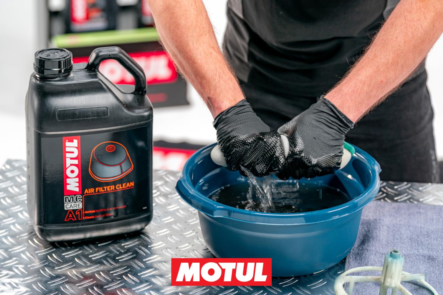 Motul - Pulitore per Filtro Aria in Schiuma - Compatibile Moto Cross, Enduro, Trial, Trail, Quad - Pulizia Profonda - Asciugatura Rapida - MC Care Air Filter Clean A1-5 L