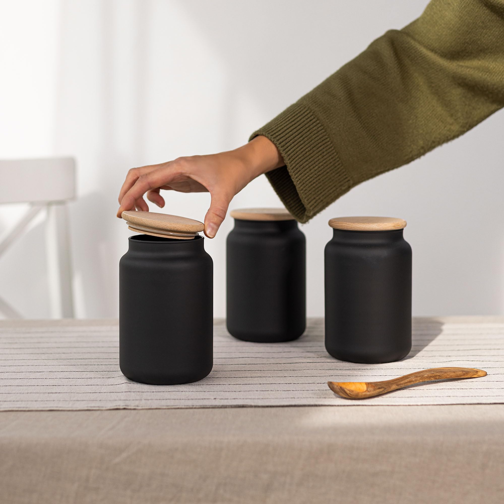 TREND FOR HOME Set di 6 barattoli neri con coperchi in legno, da 970 ml, ermetici, per tè, caffè e altre cose, per spezie, Eco Storage, nero opaco