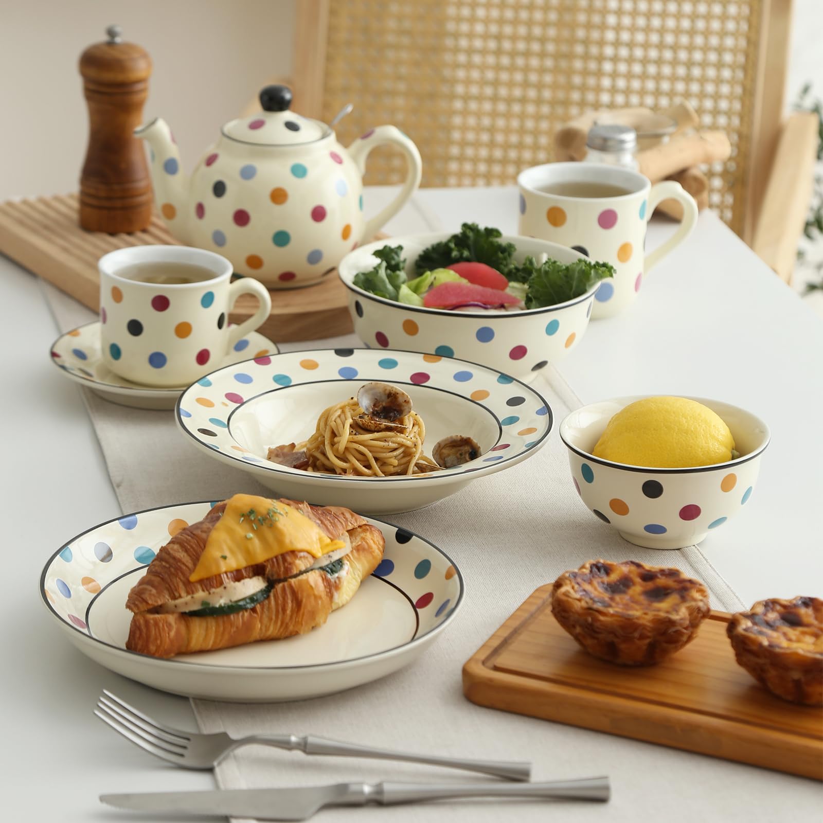 London Pottery Théière en céramique de 600 ml avec infuseur en acier inoxydable, façon élégante et sophistiquée de boire du thé pour 1 à 2 personnes (ivoire multispot, théière avec infuseur, 600 ml)