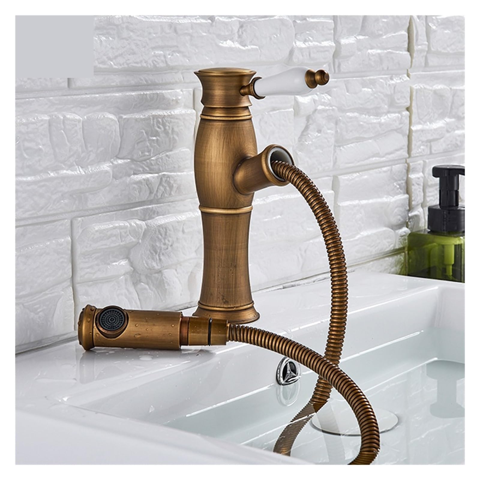 Robinet lavabo laiton antique pour une salle de bains rétro