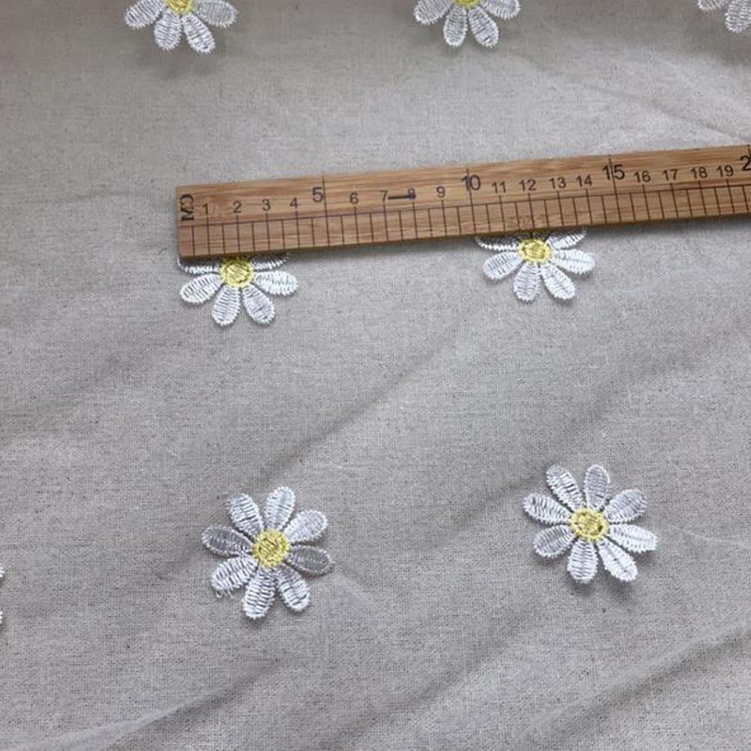 Tissu de tulle brodé fleurs marguerite en polyester
