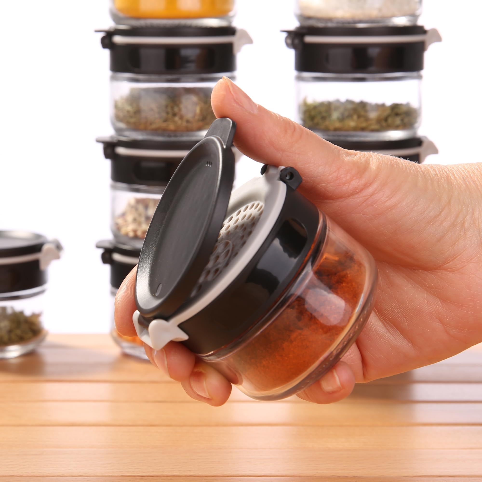 your GEAR Gewürzstreuer Double-Flip - Gewürzdosen in 2 Größen (200ml + 85ml) aus Glas mit drehbarem Gewürzregal, selbstreinigender Streueinsatz, Gewürzgläser im Gewürzkarussell mit Etiketten