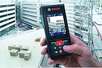Vista 7 de BOSCH GLM400C Blaze - Medidor láser conectado al aire libre de 400 pies con visor, incluye 3 baterías AA, correa de mano y bolsa