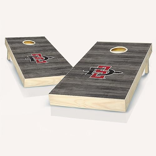Skip's Garage San Diego State - Tablas de cornhole envejecidas - Elige tu tamaño y accesorios - Incluye 2 tablas, 8 bolsas con logotipo del equipo y