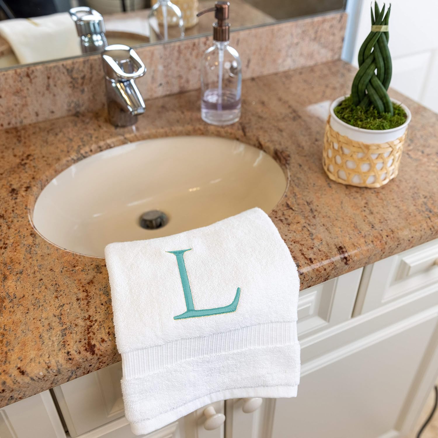 Toalla de mano de baño verde azulado y blanco, con monograma, toalla bordada decorativa de calidad de hotel para tocador, spa, certificado GOTS orgánico, juego de 2 letras L