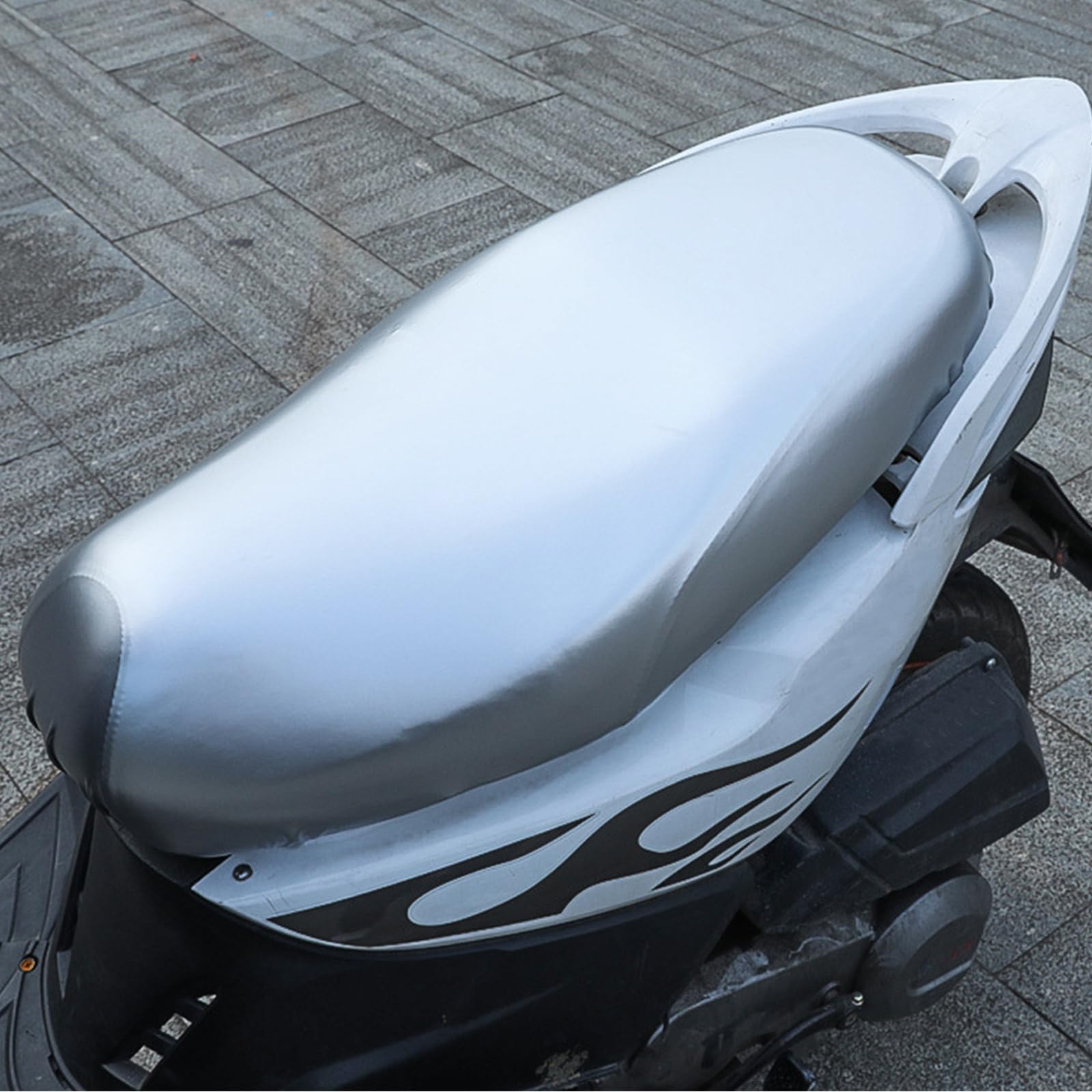 Funda Asiento Moto Antideslizante y Resistente a Arañazos, Protección Universal, Asiento Moto Protege de La Lluvia y el Sol, Funda Scooter para Todo Tipo de Motos y Scooters (Plateado)