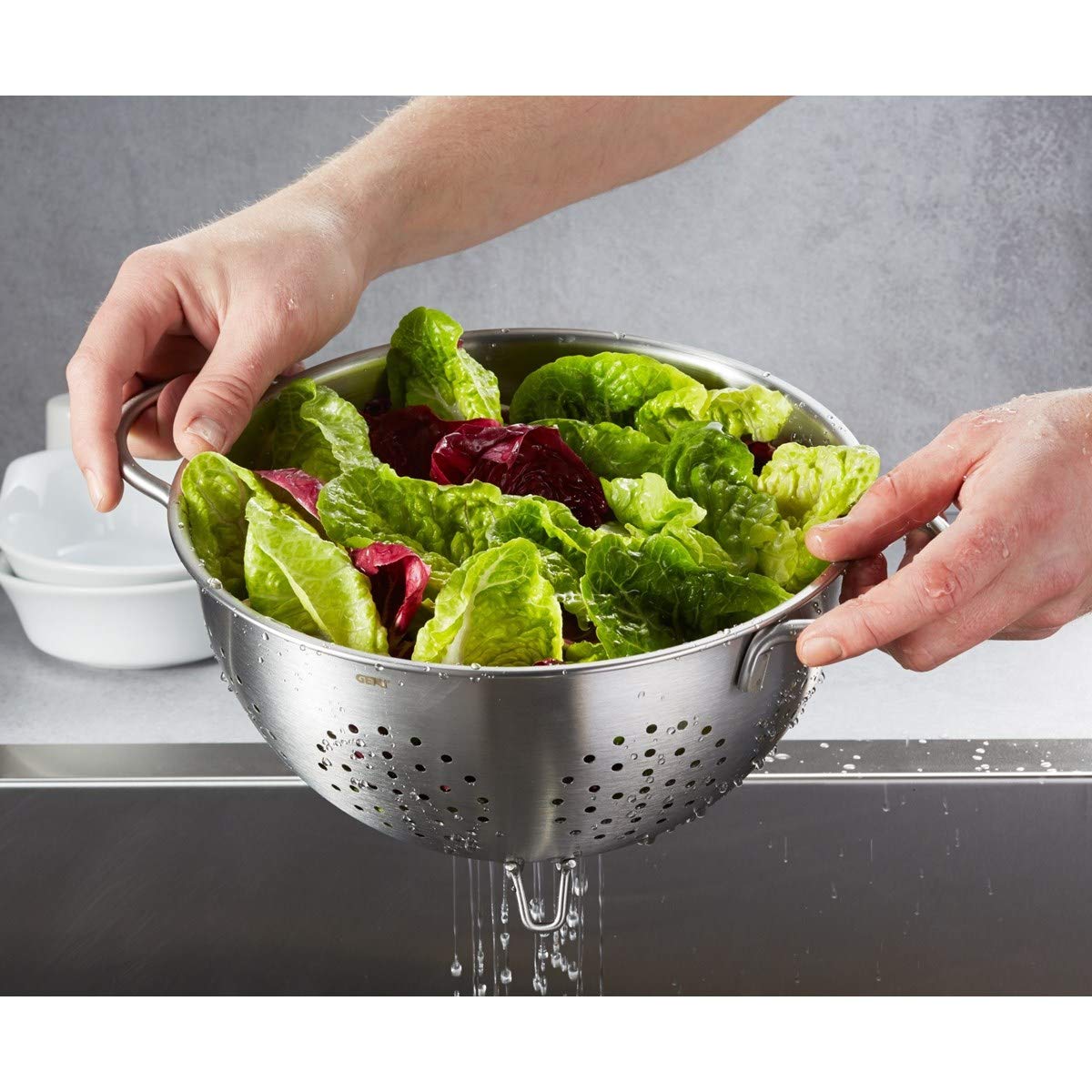 Gefu Seiher Colino - Nudelsieb Ø 24 cm - Edelstahl Küchensieb mit Füßen | Hochwertiges Abtropfsieb mit 4L Volumen, ergonomischen Griffen & Boden-Lochung. Spülmaschinengeeignetes Abgießsieb für Pasta.