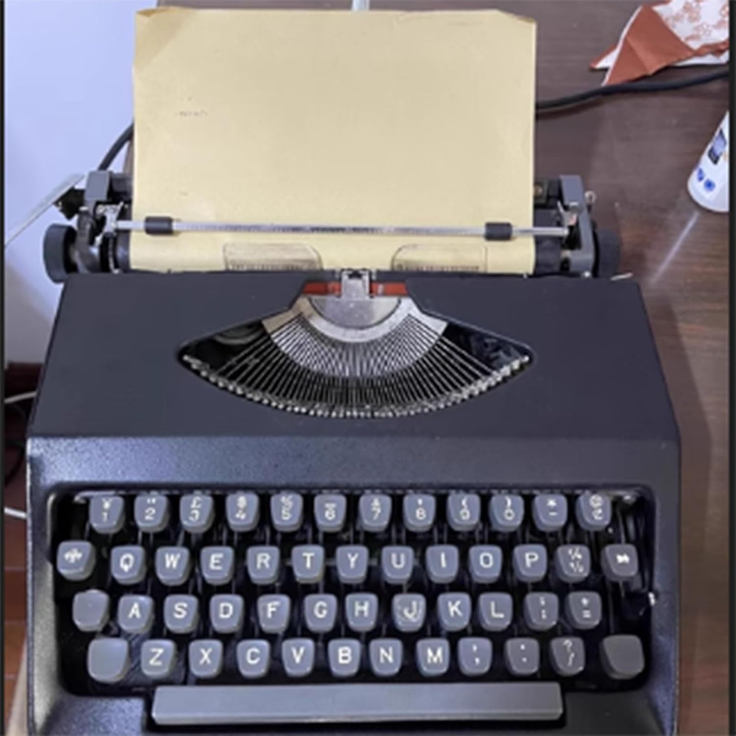 Klassische manuelle Schreibmaschine Textverarbeitung Manuelle Schreibmaschine Briefumschlag Schreiben Notiz nehmen Roman Schreiben