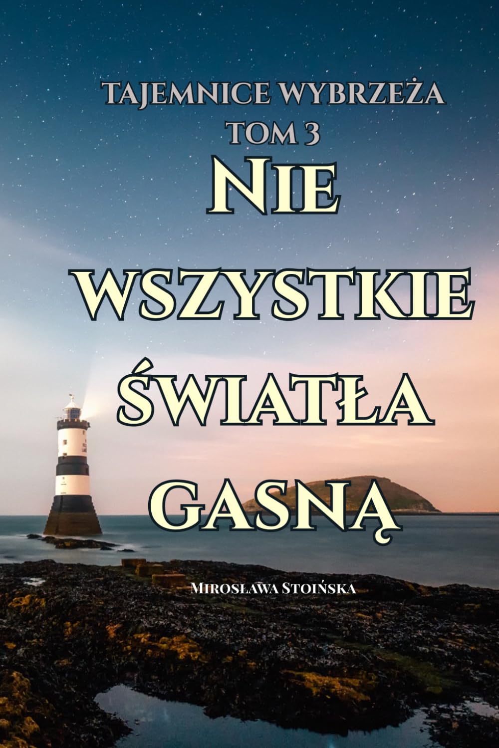 NIE WSZYSTKIE ŚWIATŁA GASNĄ: Mirosława przyjeżdża nad morze, by rozwikłać zagadkę zniknięcia młodego mężczyzny. Trop prowadzi do opuszczonej latarni, ... światła dziennego. (,,Tajemnice wybrzeża")