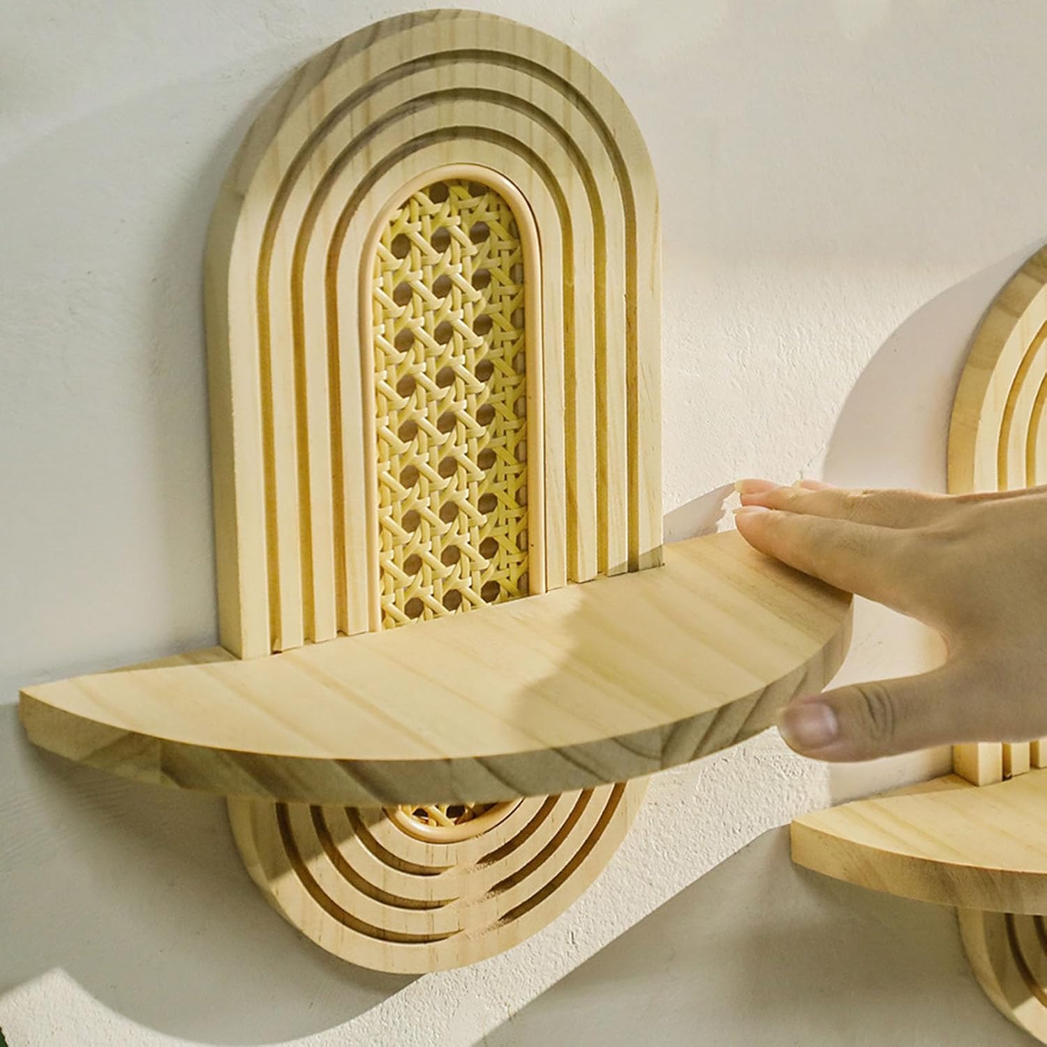 ferm LIVING ファームリビング ラウンドドーム 壁掛けラック 直径55cm 北欧 インテリア 雑貨 おしゃれ 壁掛け シェルフ 丸い 円  ラック 収納 飾り 棚 リビング 部屋 子ども 子供 かわいい | インテリア,収納家具 | Nester レイタンウォールシェルフ木製吊りストレージシェルフ装飾的なフローティングシェルフリビングルームプレイルームベッドルーム装飾ラタンシェ