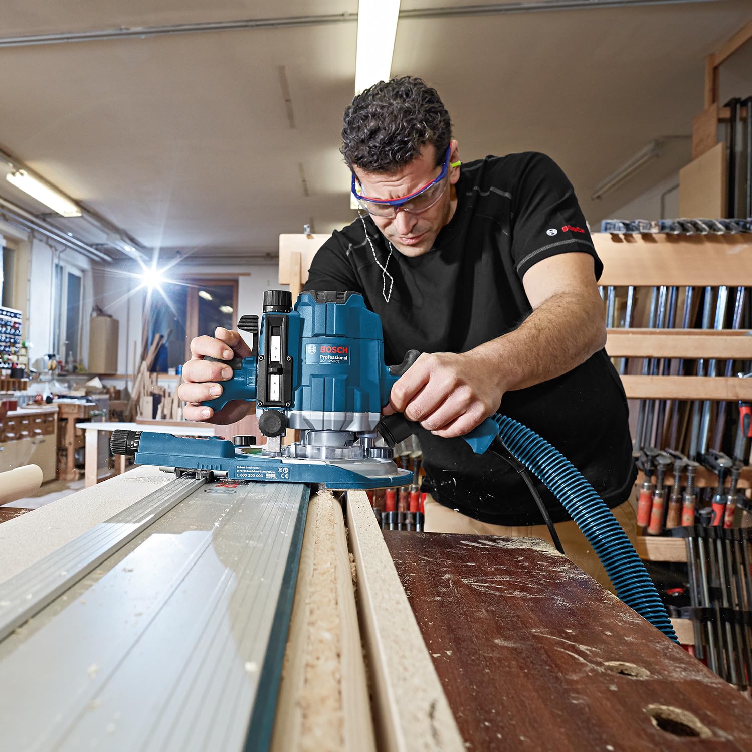 Bosch Professional Fresatrice verticale GOF 1250 CE (incl. chiave fissa 19 mm, guida parallela con regolazione di precisione, adattatore per anelli a copiare, pinza di serraggio, L-BOXX)