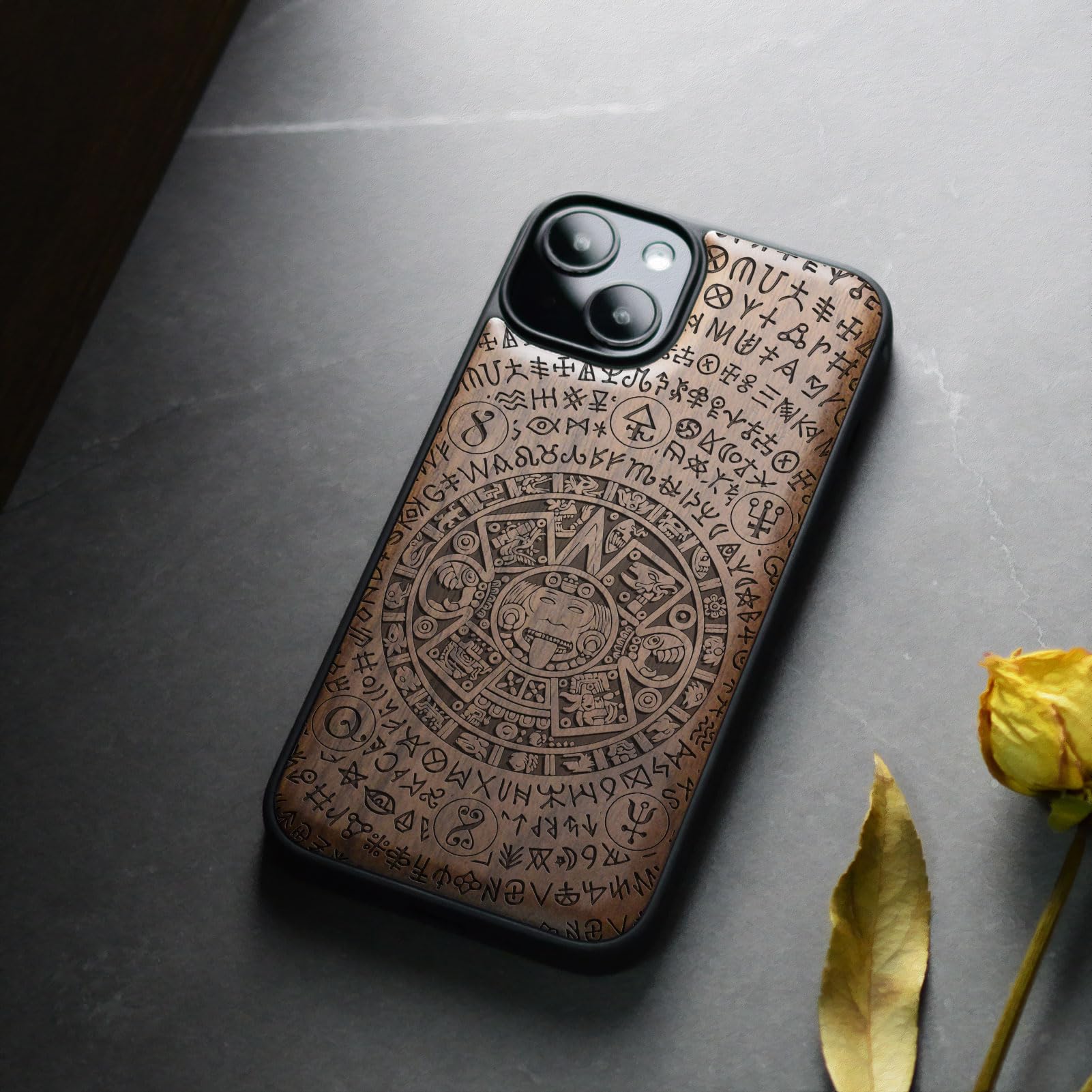 Carveit Custodia IPhone 15 In Legno Di Noce Con Ragno Tribale - Magnetico MagSafe - Antiurto TPU