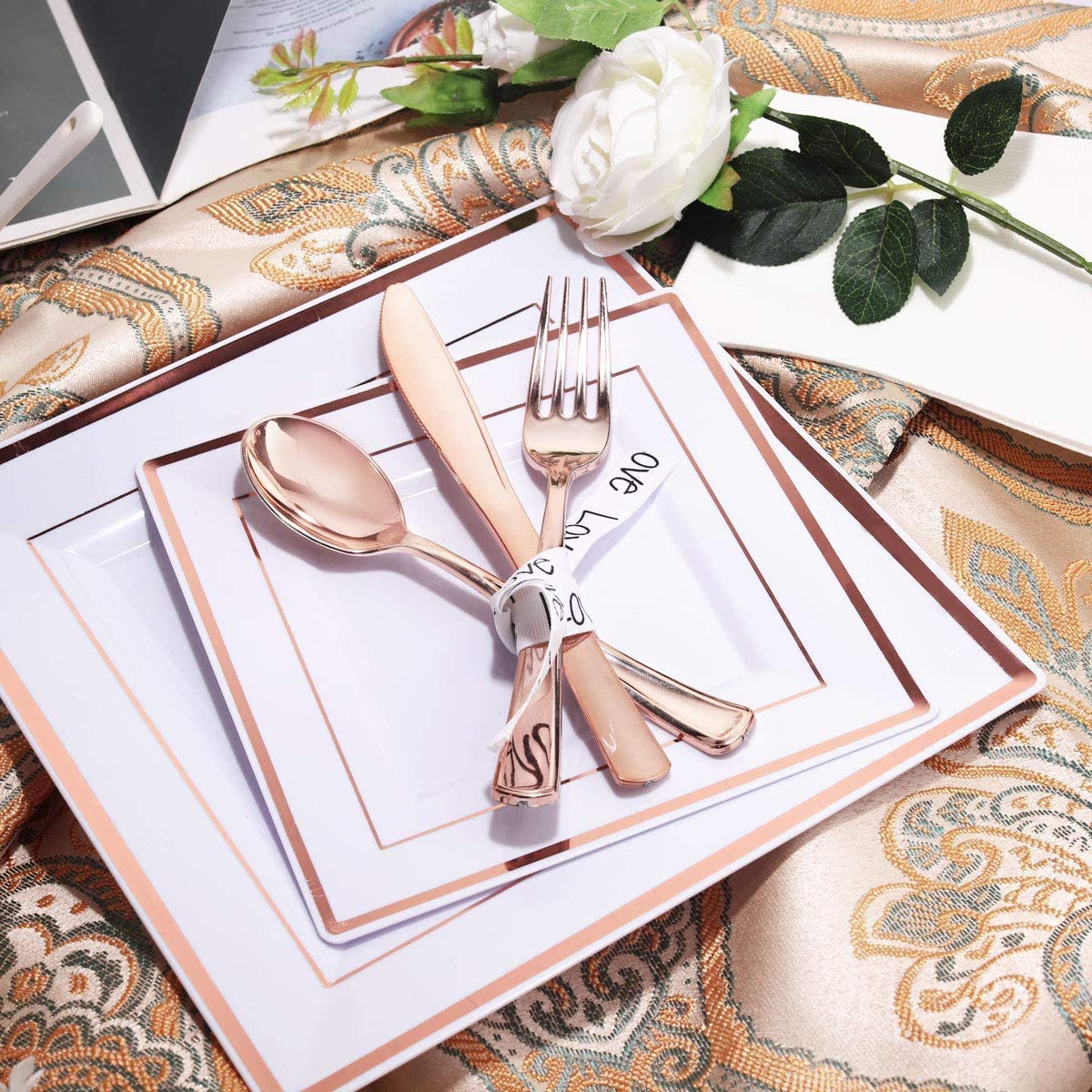 Servizio da tavola quadrato per 25 persone, in plastica oro rosa, con 150 pezzi di stoviglie riutilizzabili occasioni speciali, comprendenti piatti insalata, forchette, coltelli, cucchiai e tazze