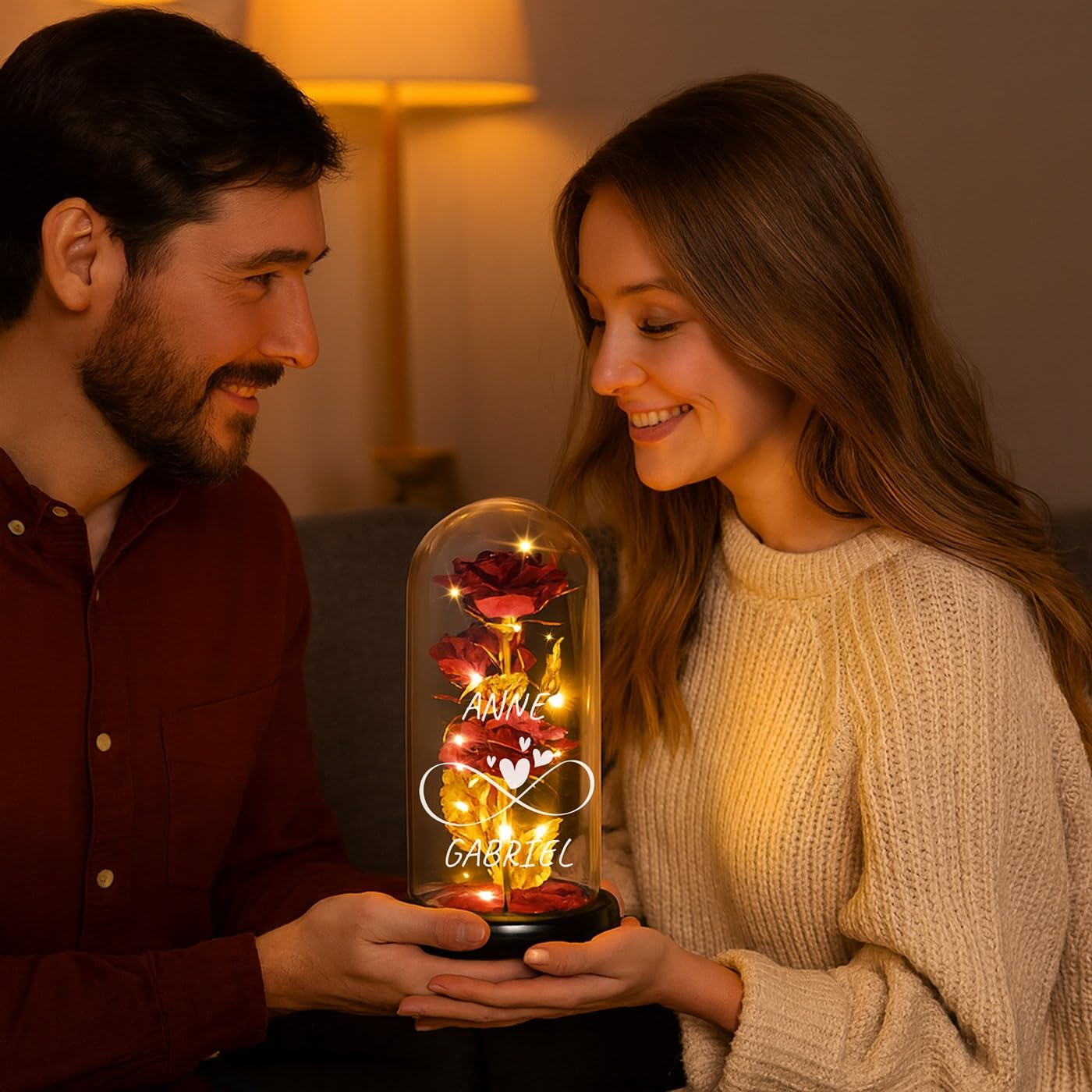 Maverton Rose Eternelle sous Cloche LED avec Gravure - Rose Immortelle Rouge avec Lumière Chaude LED - Idee Cadeau Couple - Cadeau Personnalisé Amour pour Amis Saint-Valentin Mariage - Amour Infini