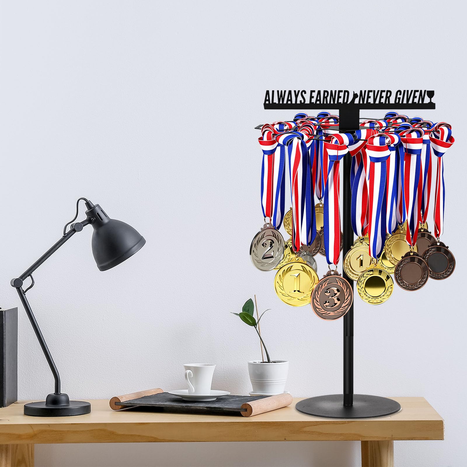 Novabright Espositore girevole per medaglie con parole motivazionali Always Earned Never Given, altezza regolabile, da tavolo, supporto per medaglie in metallo, può contenere oltre 45 medaglie per