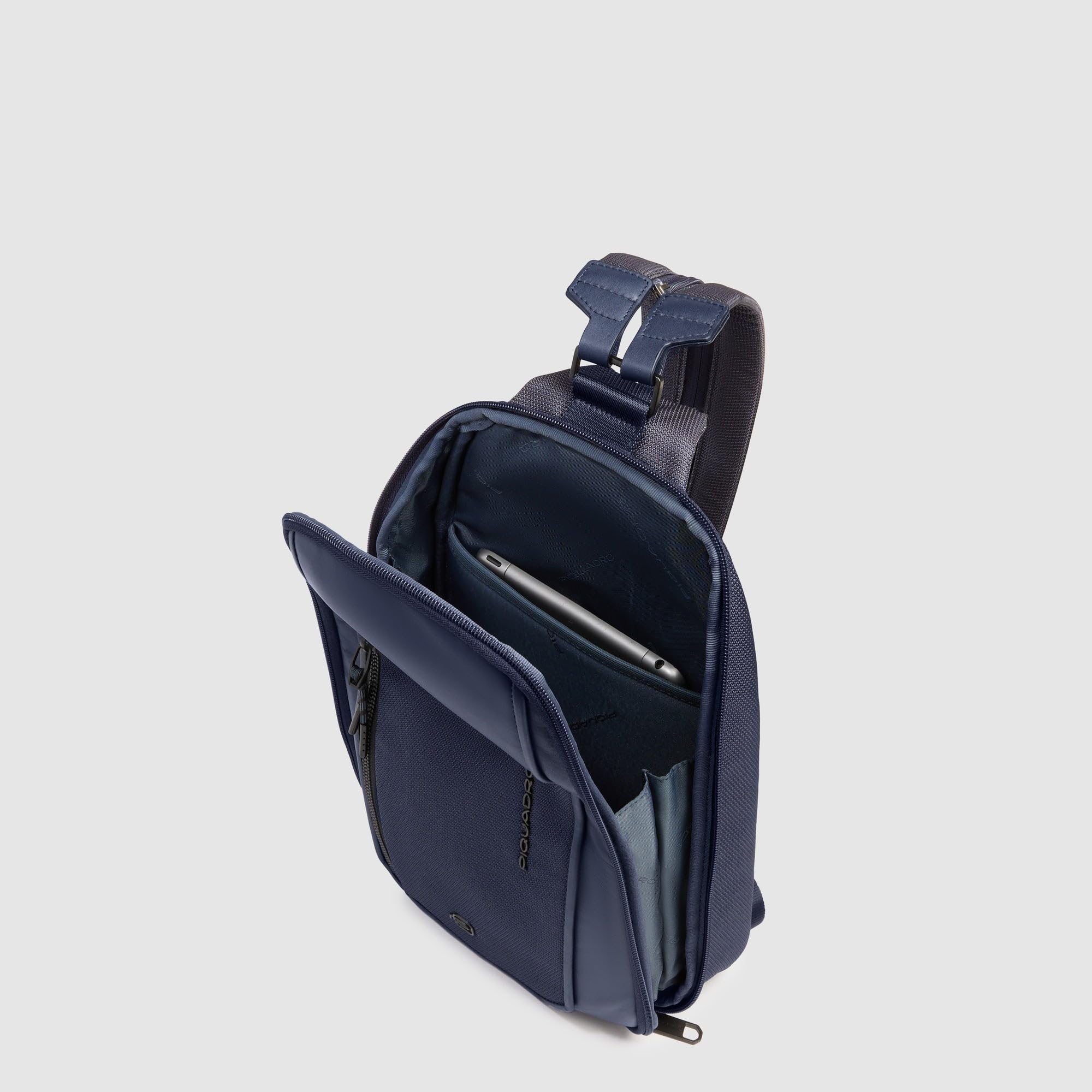 Piquadro Sling bag mit Rucksack-Option aus recycled Stoff Mann Leder und Stoff blau