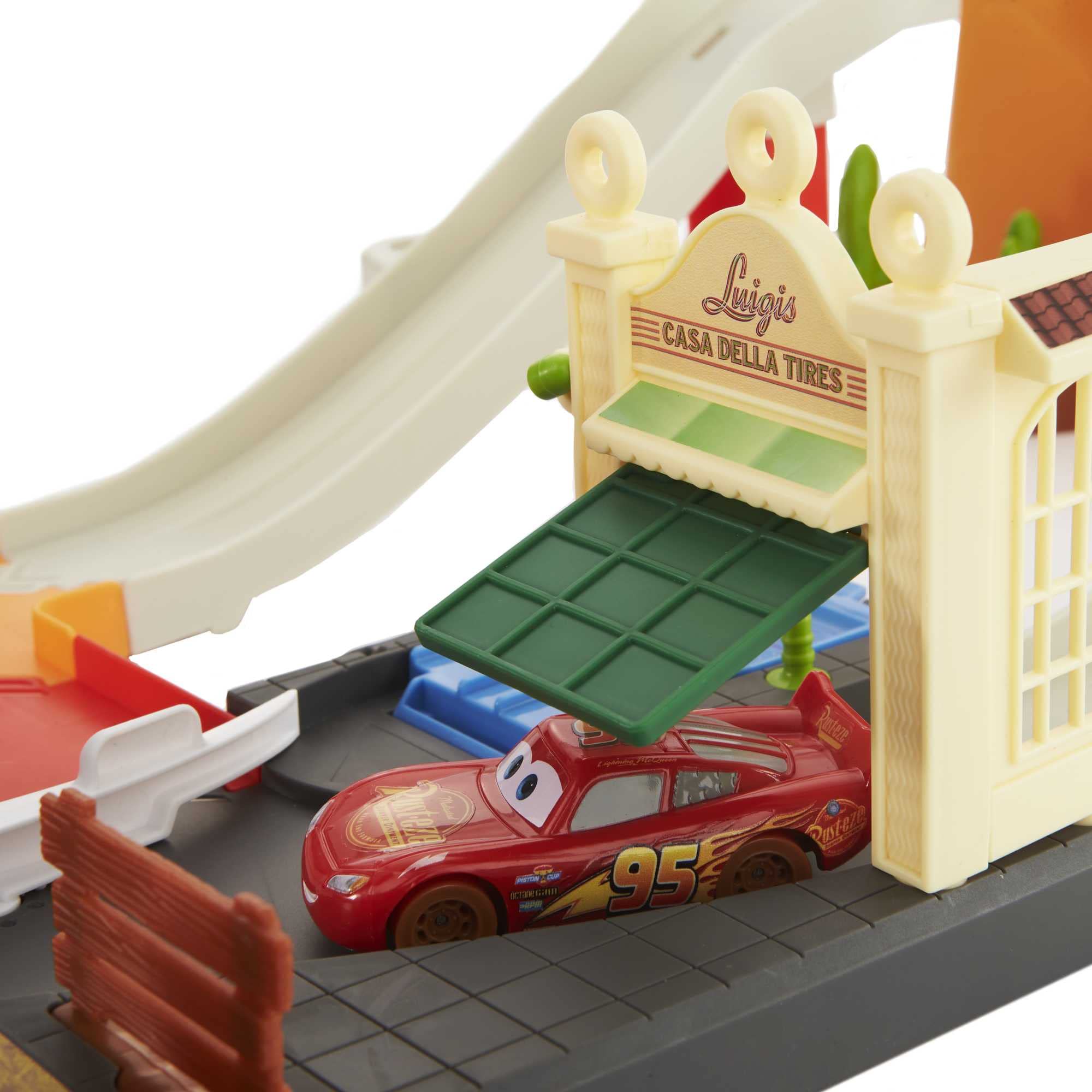Disney Pixar Cars Race & Go - Playset con Saetta Mcqueen e 1 Trattore - 3 Configurazioni - Oltre 20 Pezzi - Regalo per Bambini da 4+ Anni, HDN02