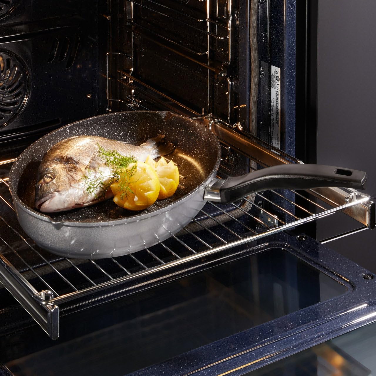 STONELINE Padella Ovale 35x24 cm, Padella Pesce Alluminio Pressofuso, Coperchio, Bistecchiera Grande Ovale, Rivestimento Antiaderente con Vere Particelle di Pietra, a Induzione, Tutti i Piani Cottura