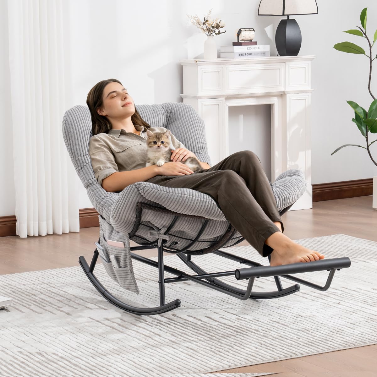 Schaukelstuhl mit Verlängerbarer Fußhocker, Indoor & Outdoor-Rattansessel ohne Armlehnen mit Kissen und Seitentasche, Rutschfesten Füßen, für Wohnzimmer, Balkon, Schlafzimmer, Hellgrau Cord