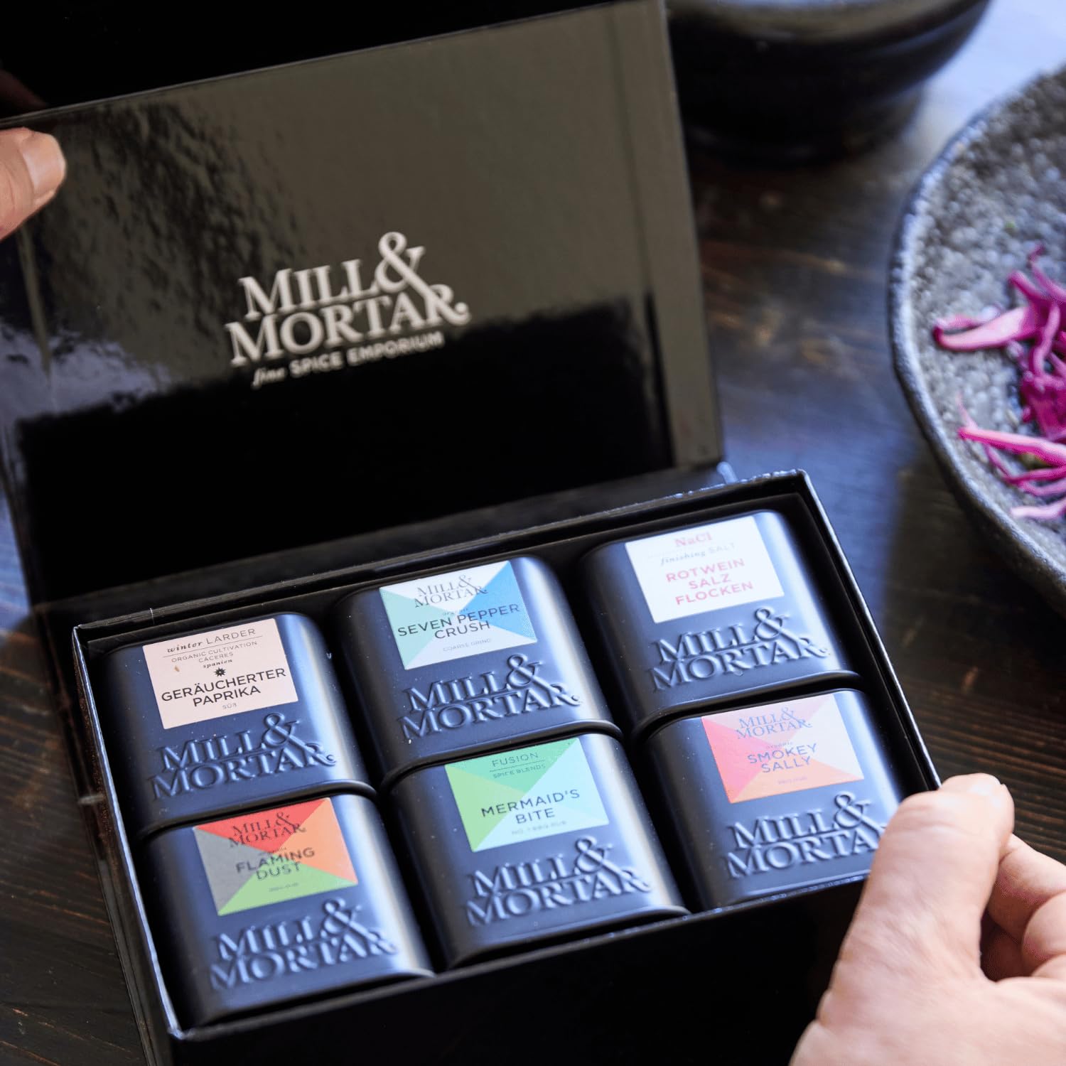 Mill & Mortar BIO Grillgewürz-Geschenkset, 6 Gewürze für BBQ | Smokey Sally, Flaming Dust, Mermaid's Bite, Seven Pepper Crush, Paprika, Rotweinsalz, 4 von 6 Bio, Geschenke für Männer