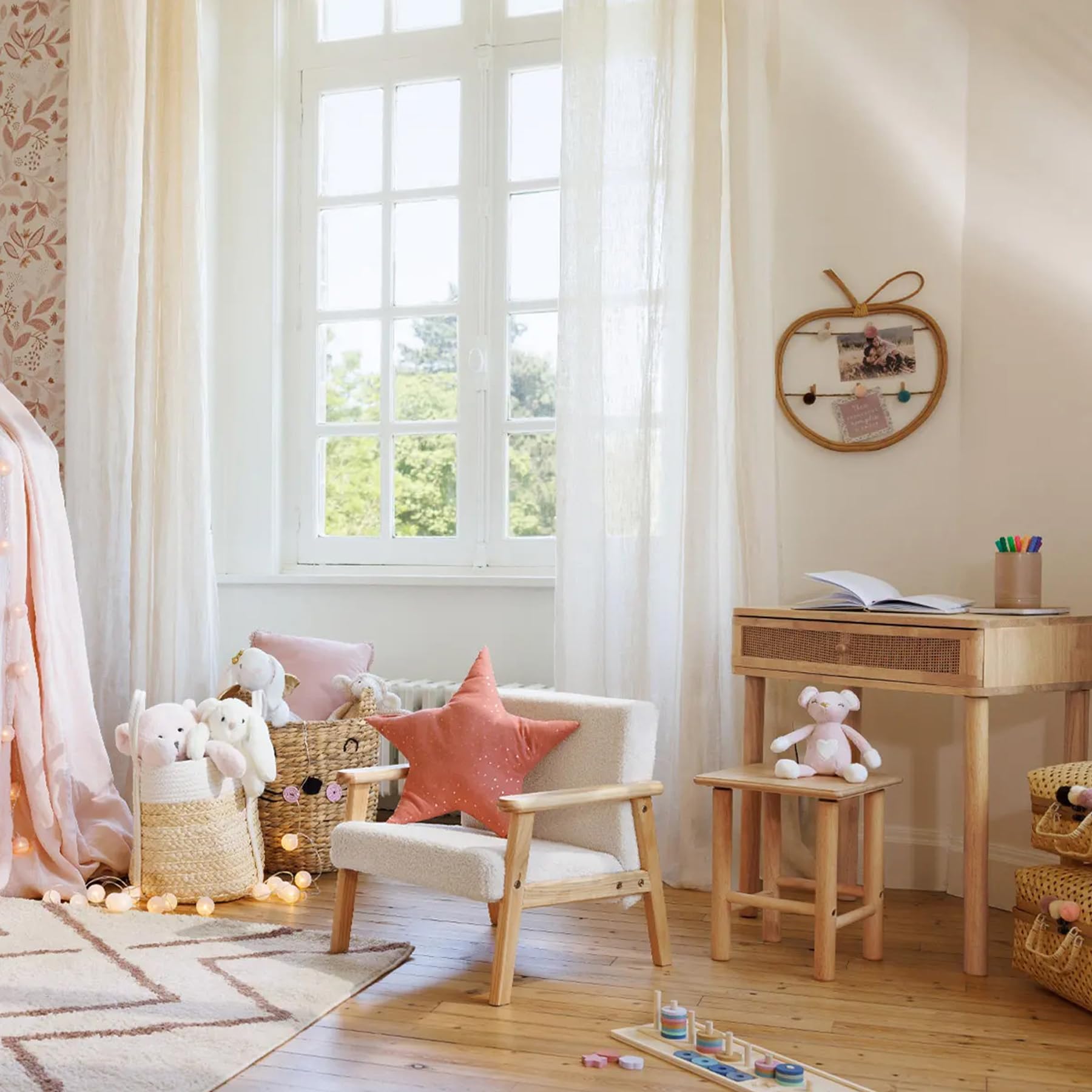TIENDA EURASIA – Sillon Infantil Basile | Color Crudo | Medidas 46x43x43 cm | Altura del Asiento y Respaldo 28 cm | Espuma, Tela de Rizo y Madera de Pino | Reposabrazos Acolchado | Silla Infantil