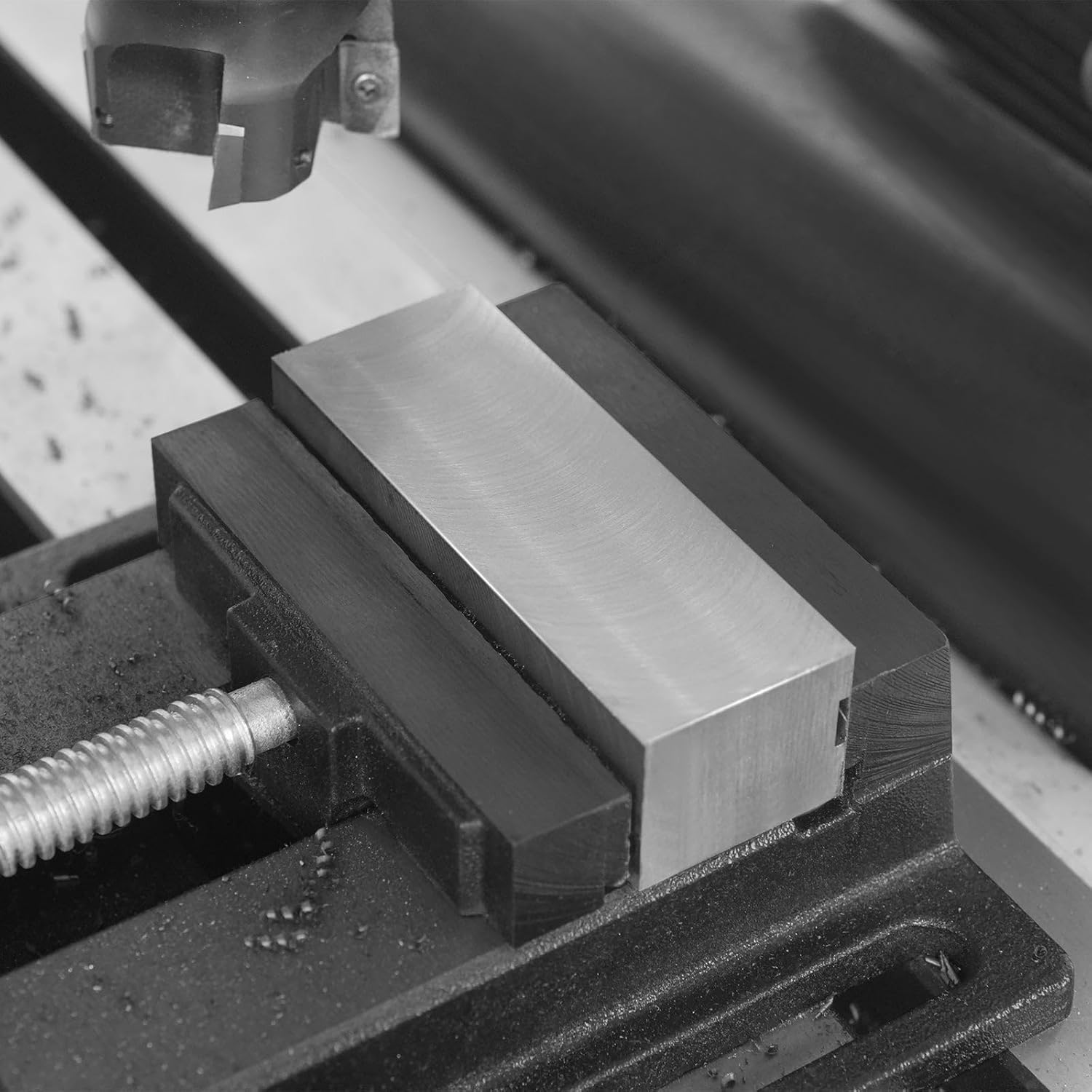Emne clamped in a vise on the mill drill table