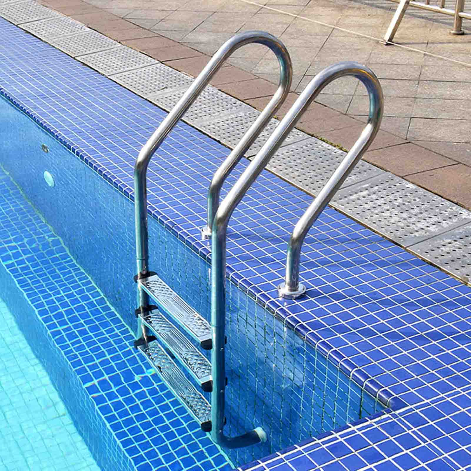 Main courante de piscine et échelle robuste contre les sorties d'eau difficiles