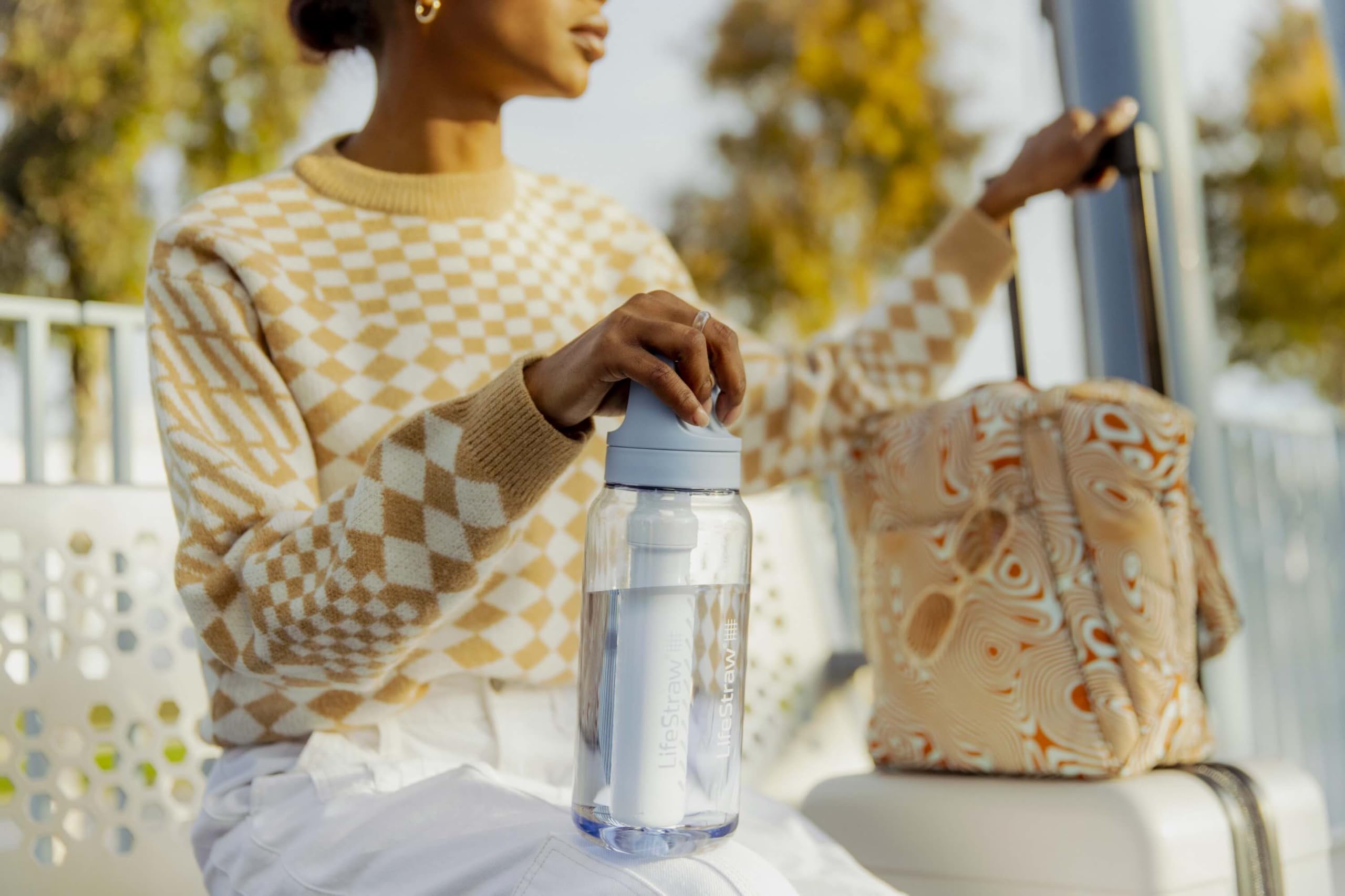 LifeStraw Go Series – Gourde filtrante sans BPA 1l pour les voyages et l’usage quotidien. Élimine les bactéries, les parasites et les microplastiques. Améliore le Goût, Nordic Noir (noir)