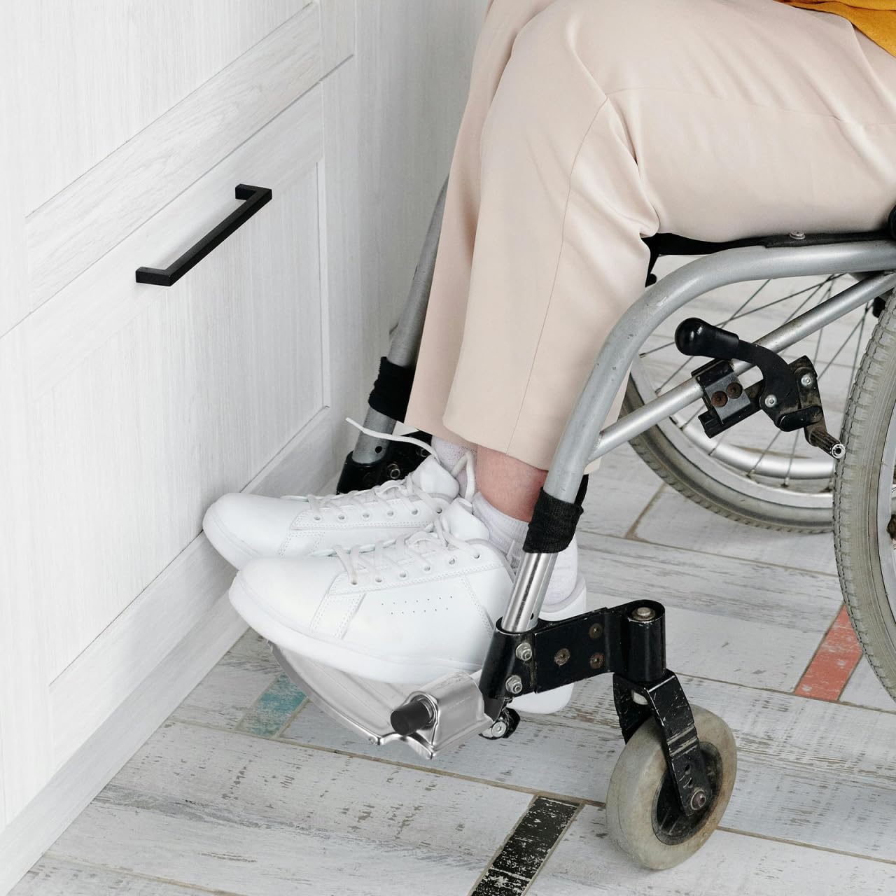 Reposapiés Paquete de 2 Unidades Diseño Compacto y Elegante de Metal Ligero y Fácil de Usar para Silla de Ruedas Adecuado para Personas Mayores y Deportistas