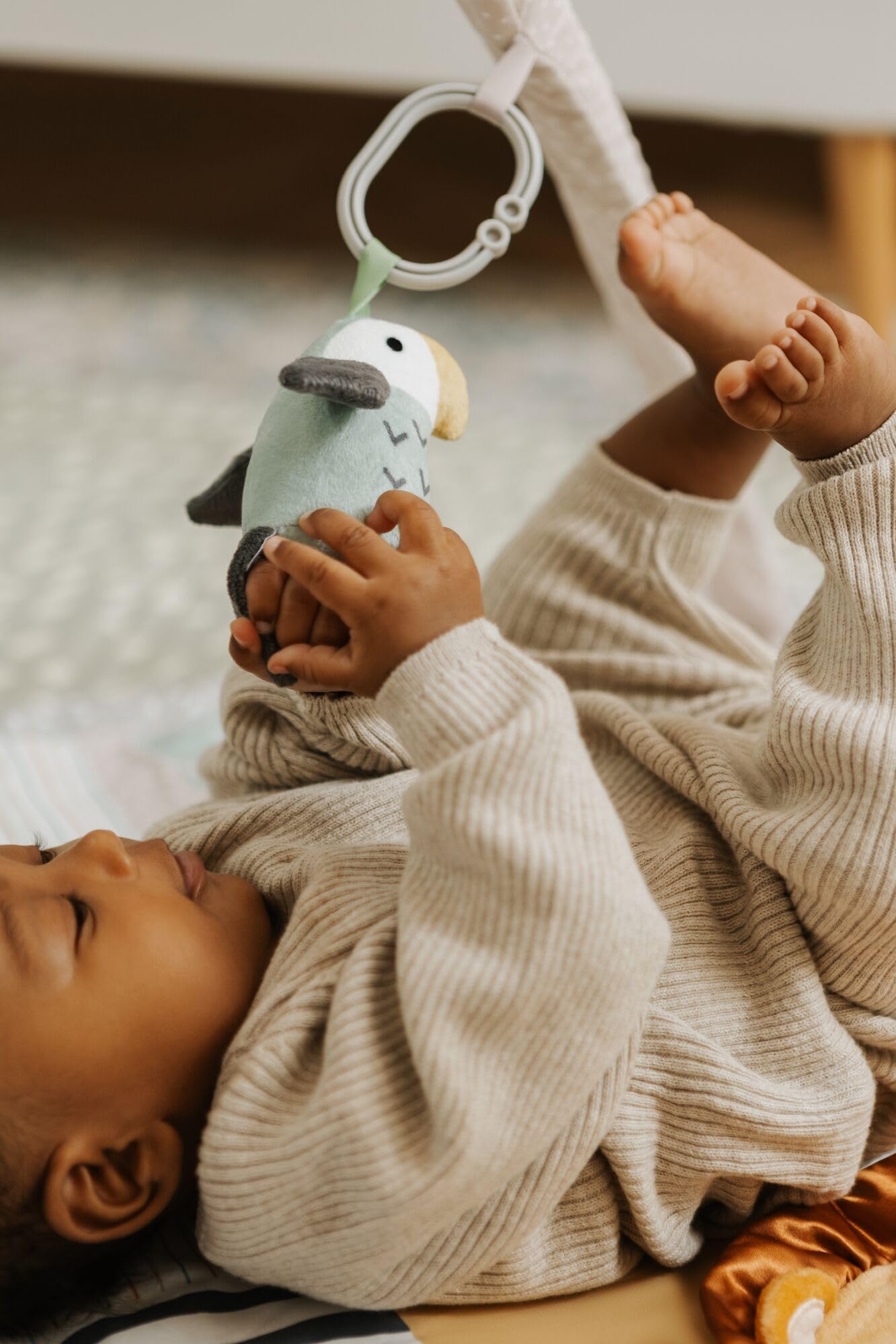 Nuby Animal Adventures Mata do zabawy dla niemowląt – siłownia z zabawkami sensorycznymi i wyściełaną podstawą na brzuch, jeden rozmiar