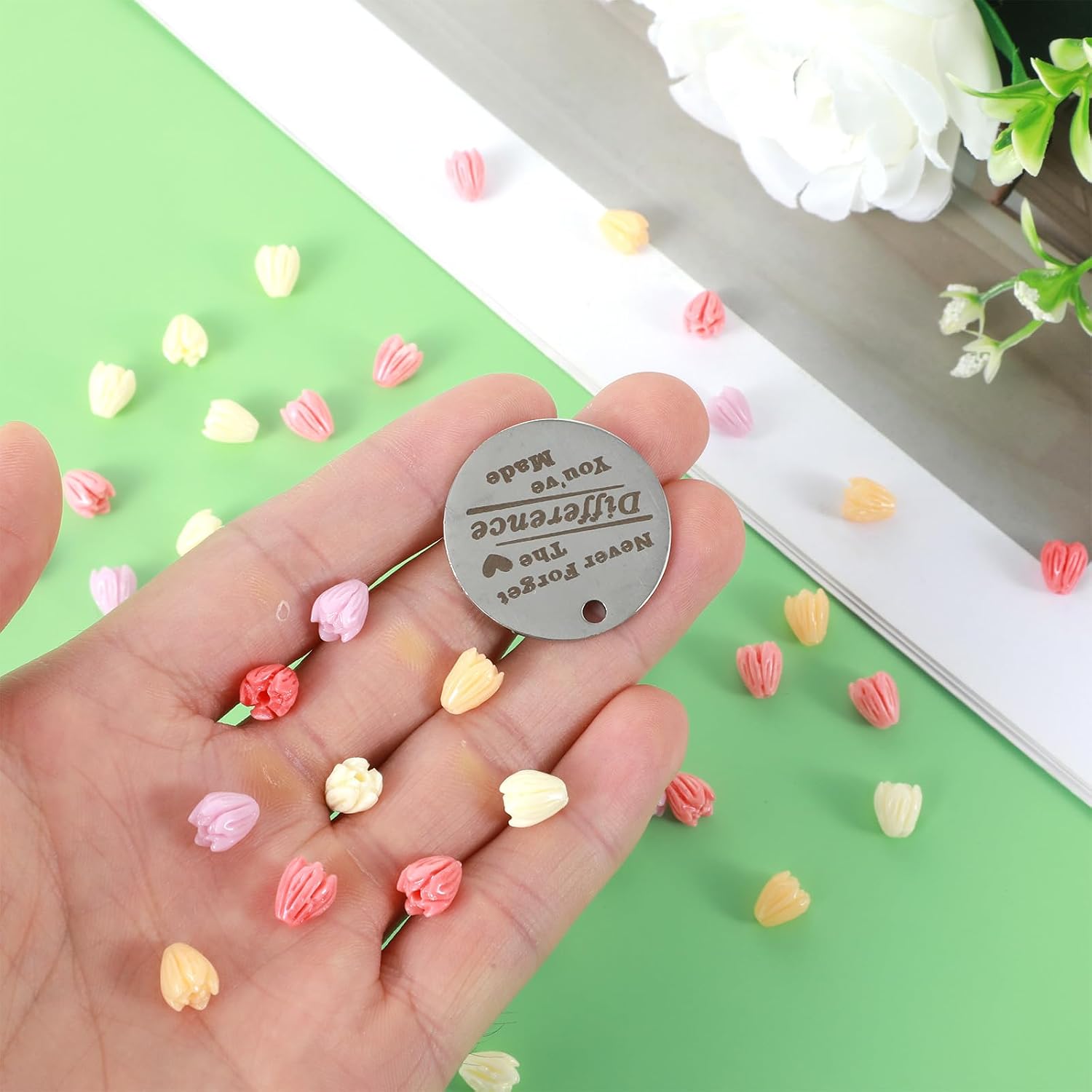 100Pcs 4 Colors Acrylic Flower Tulip Beads, Cute Lily Bell Tulip Loose Floral Trumpet Spacer, 3D Carved Cute Loose Beads Flowers Charms for Jewelry Making Beading DIY Bracelet Necklace Earring Gifts