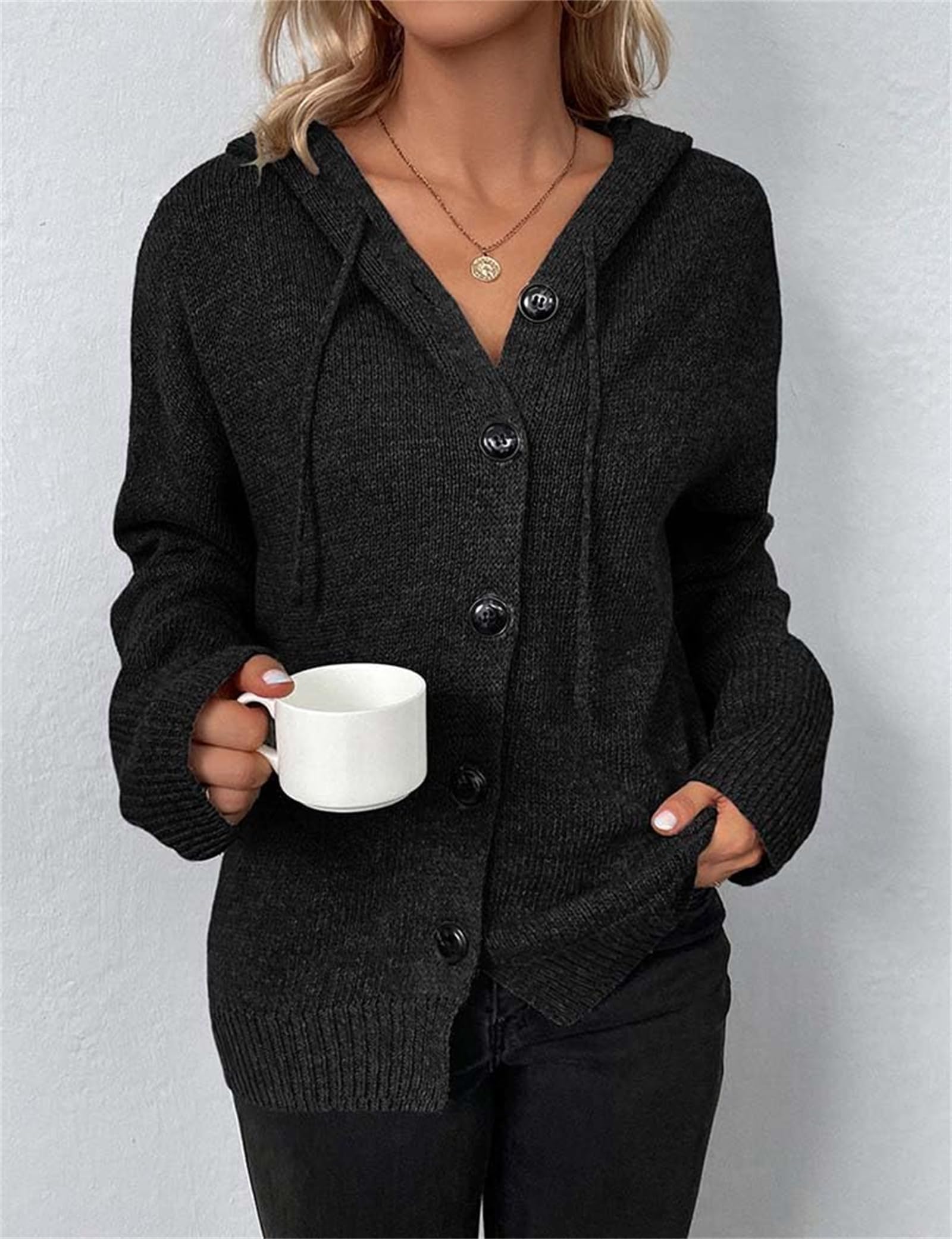 Damski sweter z guzikami, dekolt w serek i kapturem - styl casual | Lekki kardigan z dzianiny z kapturem – modny model jesienno-zimowy, luźny krój i otwarty z przodu