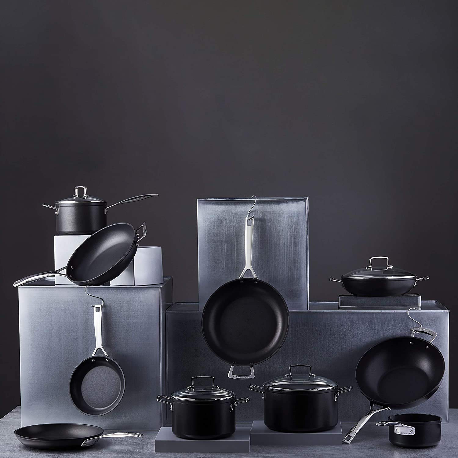 Le Creuset Set de menaje de aluminio antiadherente, 3 piezas, diámetro 16, 24 y 26 cm, para todas las fuentes de calor, incluso la inducción, Antracita/Plateado, 51804000010002