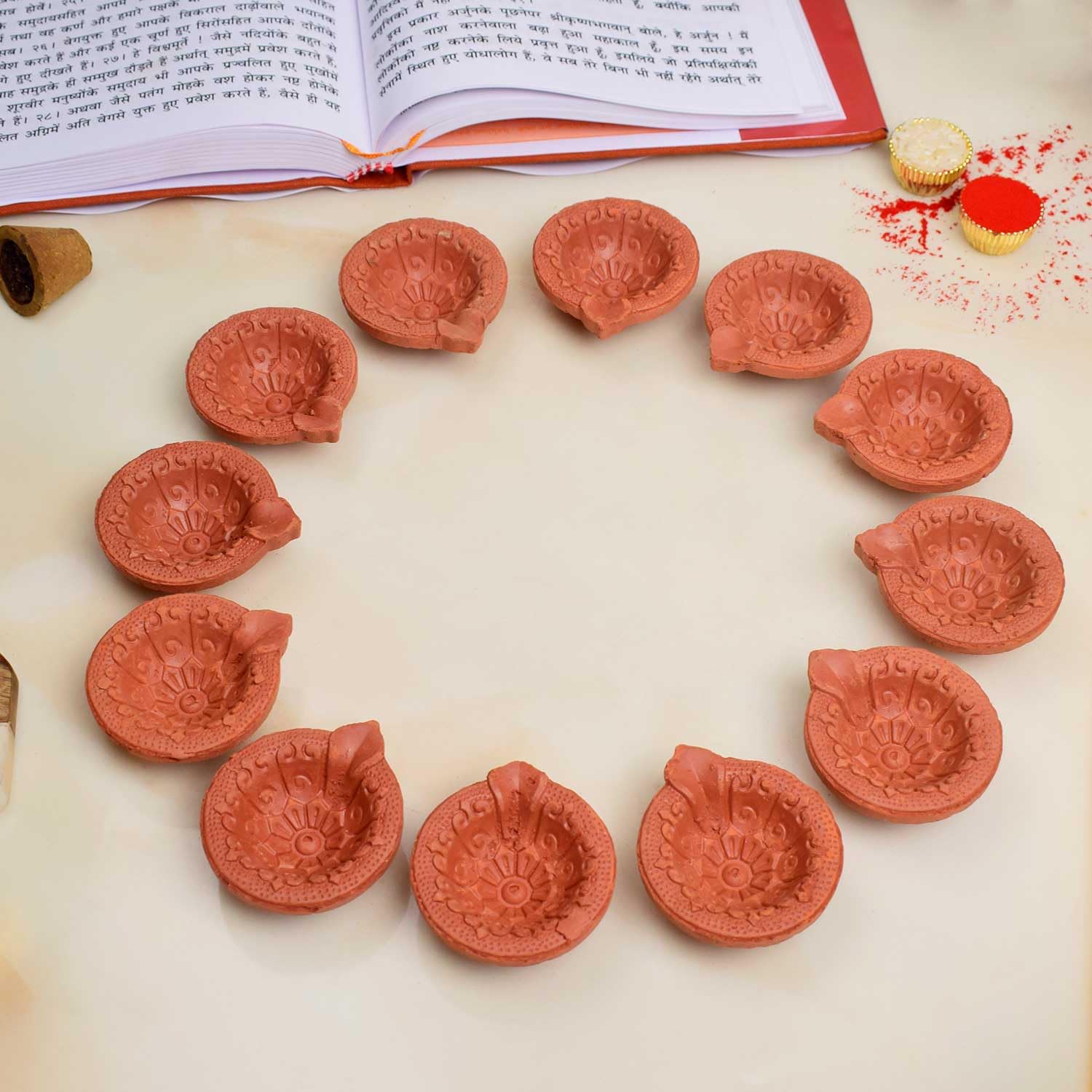 12 szt. zestaw prezentów Diwali / Diwali dekoracje glina Diya. Ręcznie robiona naturalna ziemia lampa olejowa/powitalne tradycyjne diyas z bawełny odprowadza Batti. Lampa Diya Deepawali Diya. Diwali Earthen Lamp.