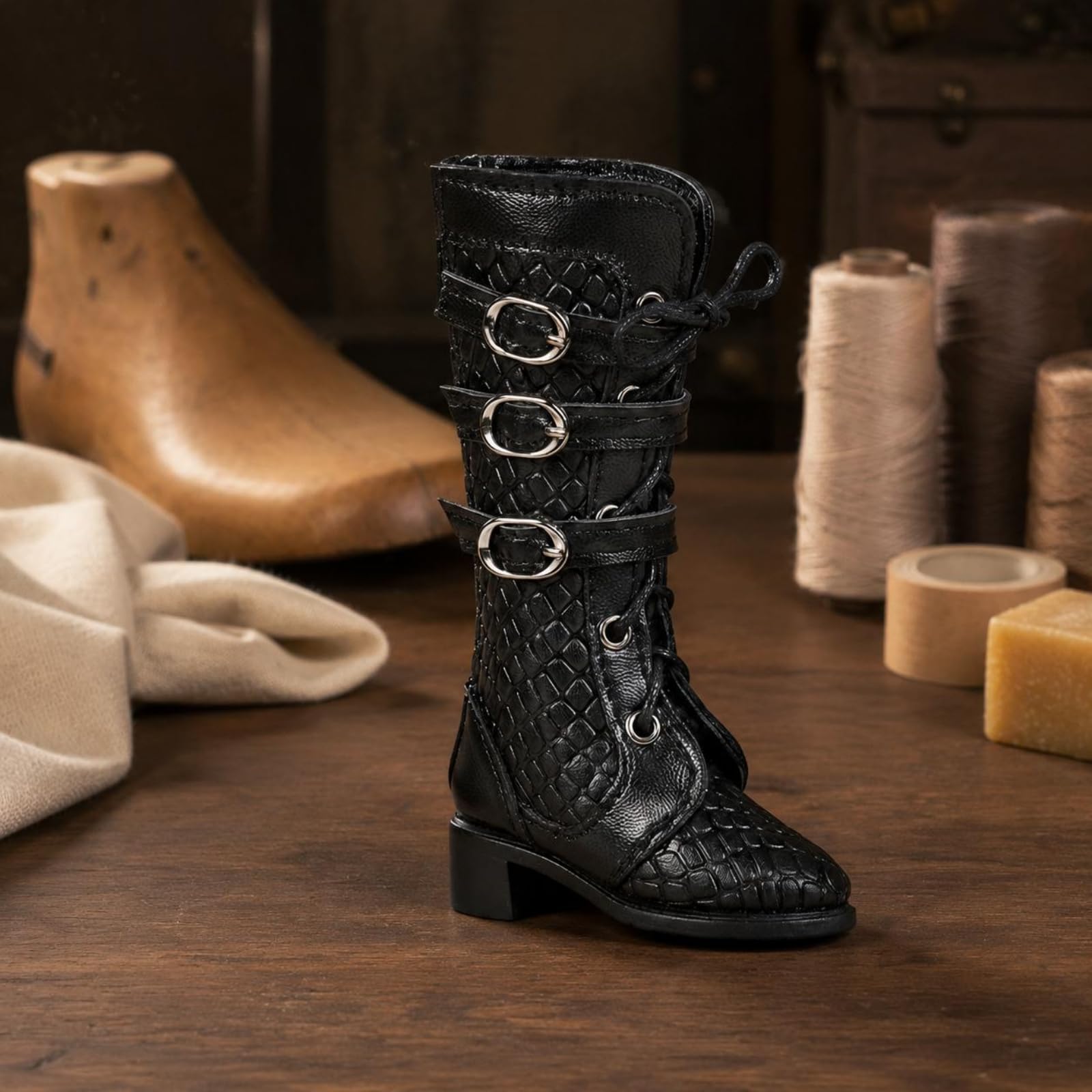 Puppenschuhe BJD Stiefel Boots Schnürstiefel Zubehör mit Vielseitigem Stil Stabiler Form aus Und Metall für Kombinationen Sammlerraum Bildserien