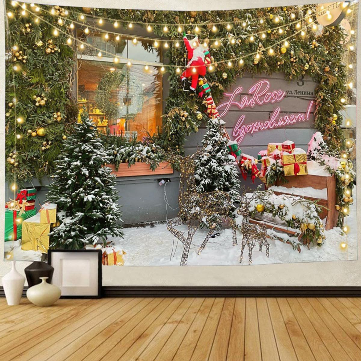 Tapisserie Murale Noël - Motif Cheminée, Sapin, Cadeaux, Bonhomme De Neige - Tissu Polyester, Tailles 73x95cm à 180x230cm - Décoration Salon/chambre